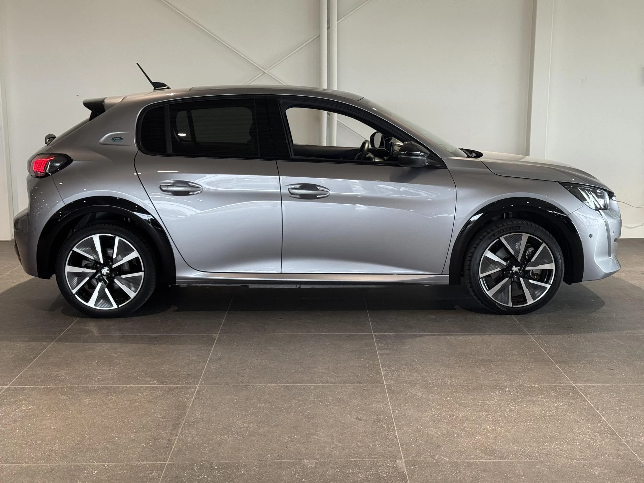 Peugeot-e-208-image-3