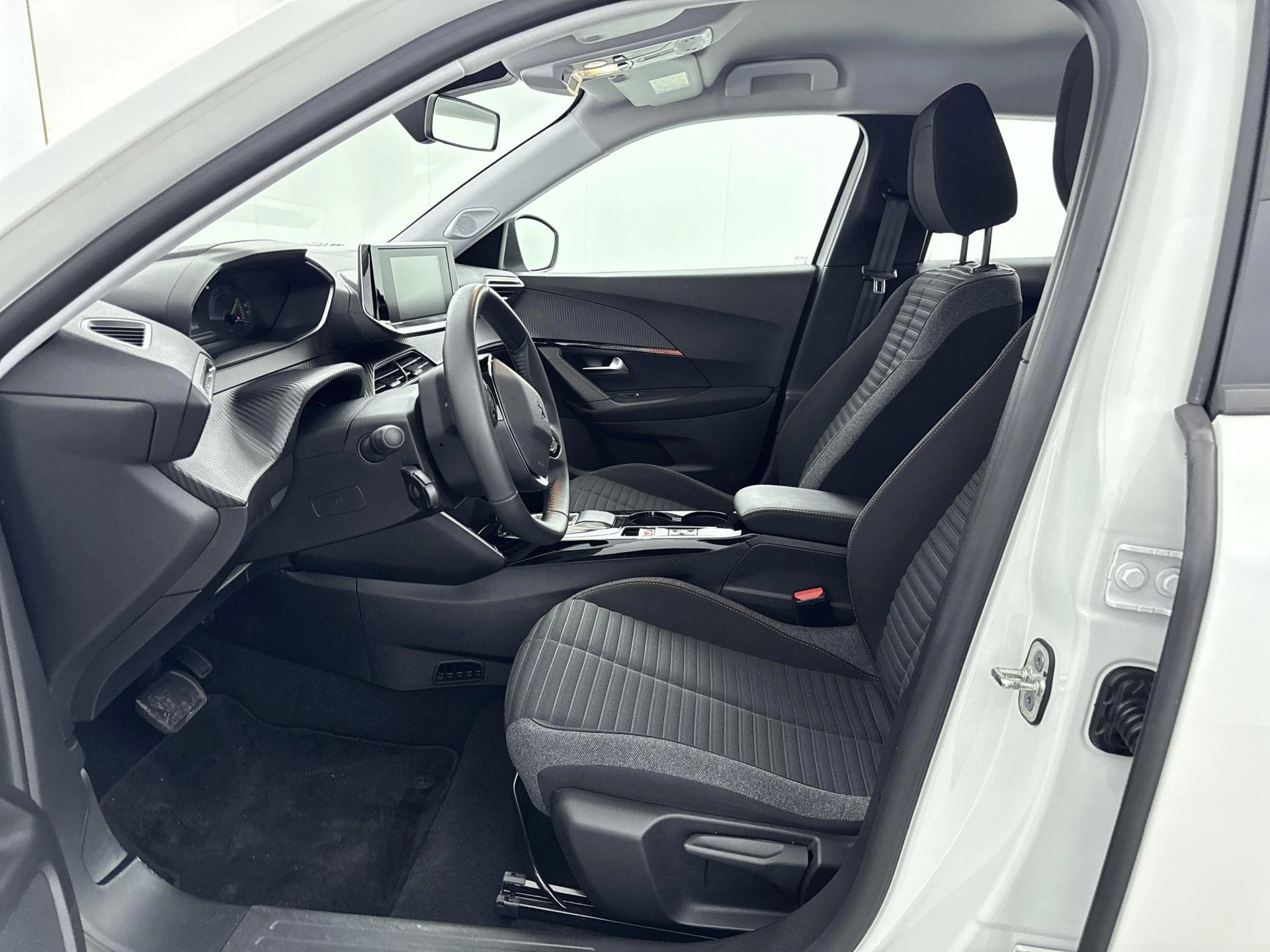 Peugeot-e-2008-image-5