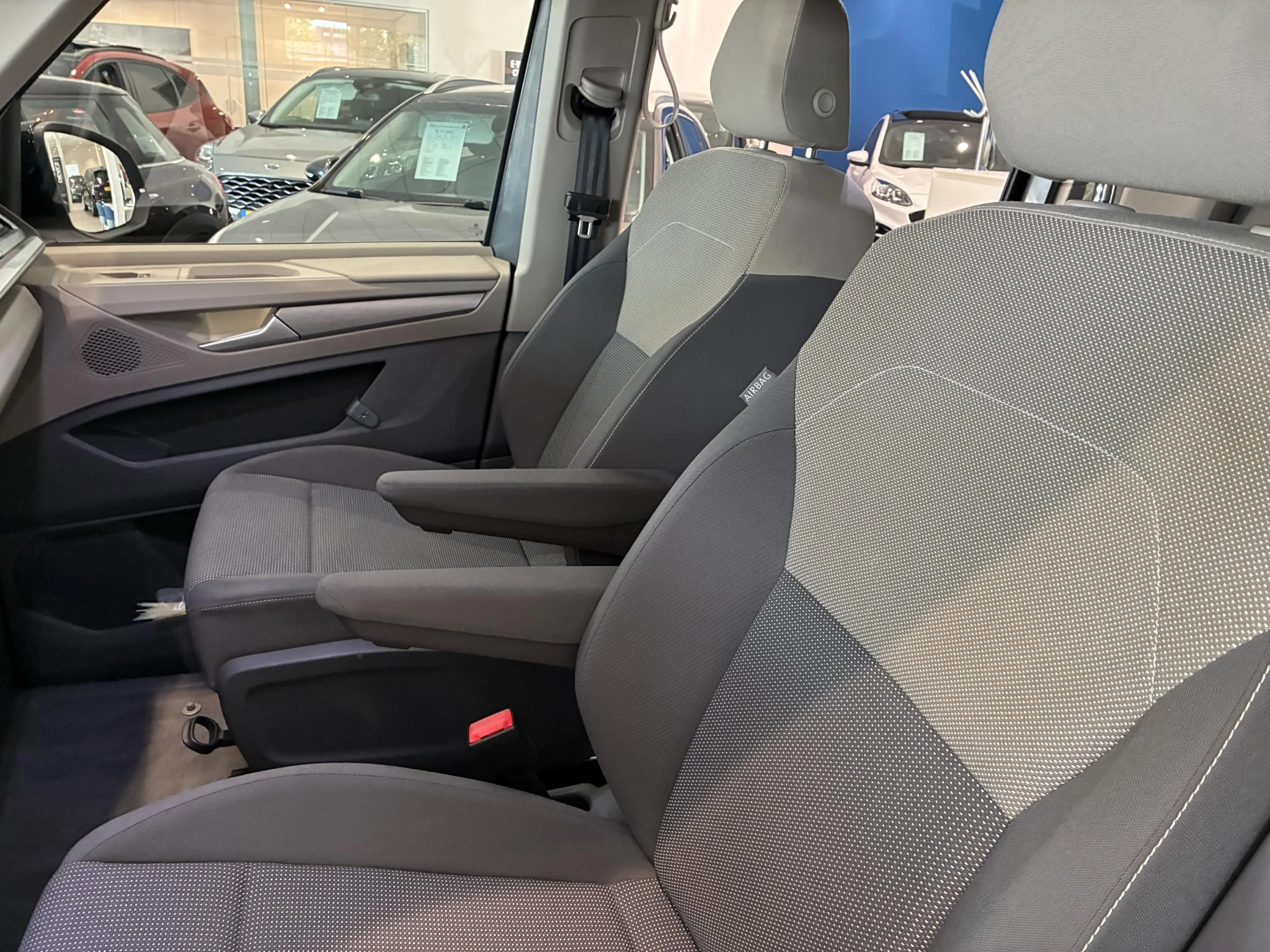 Volkswagen-Multivan-image-9