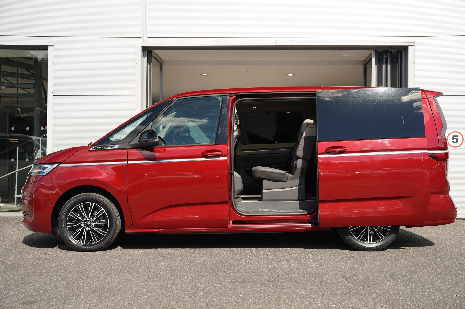 Volkswagen-Multivan-image-33
