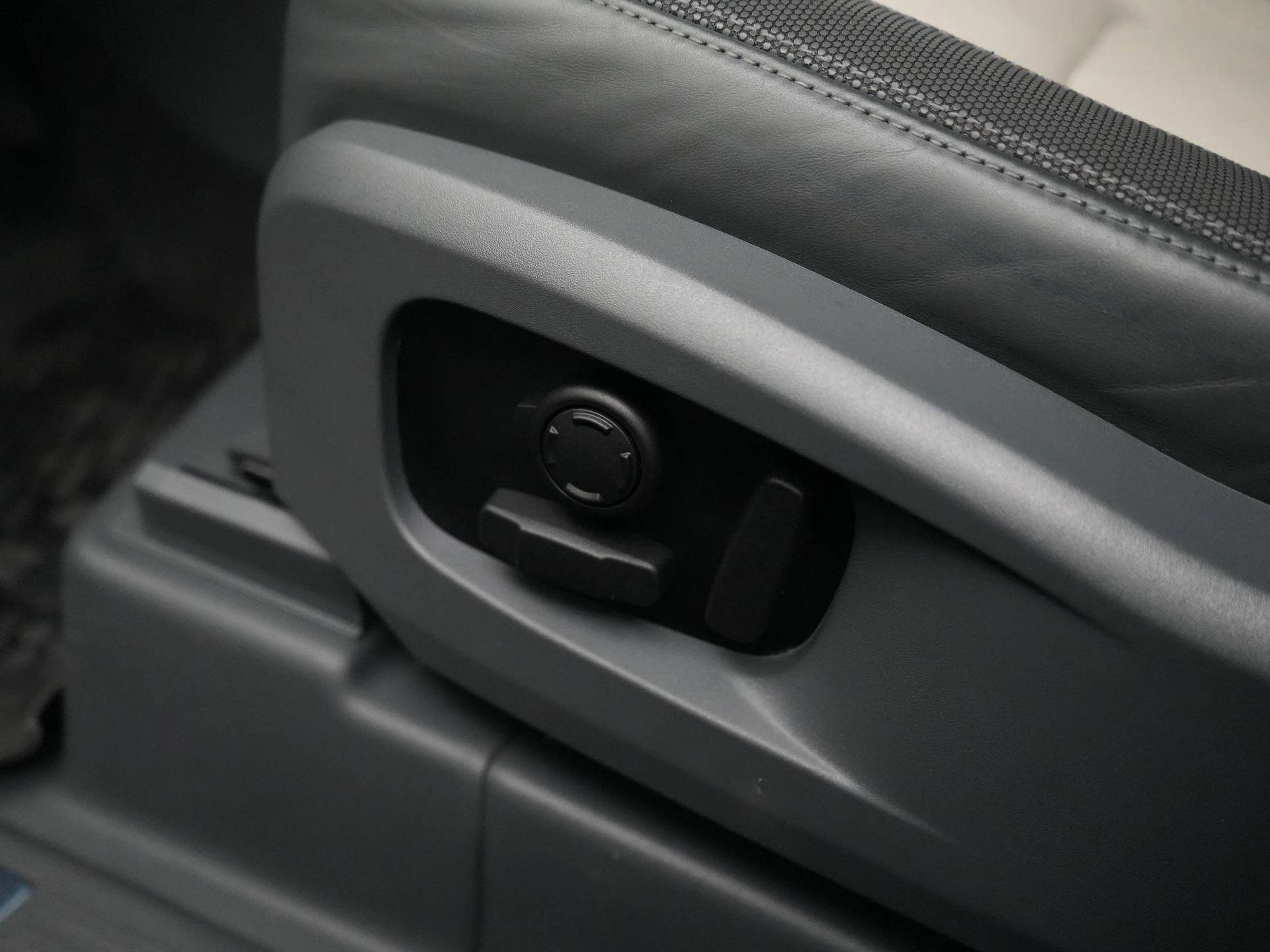 Land Rover-Defender-image-37