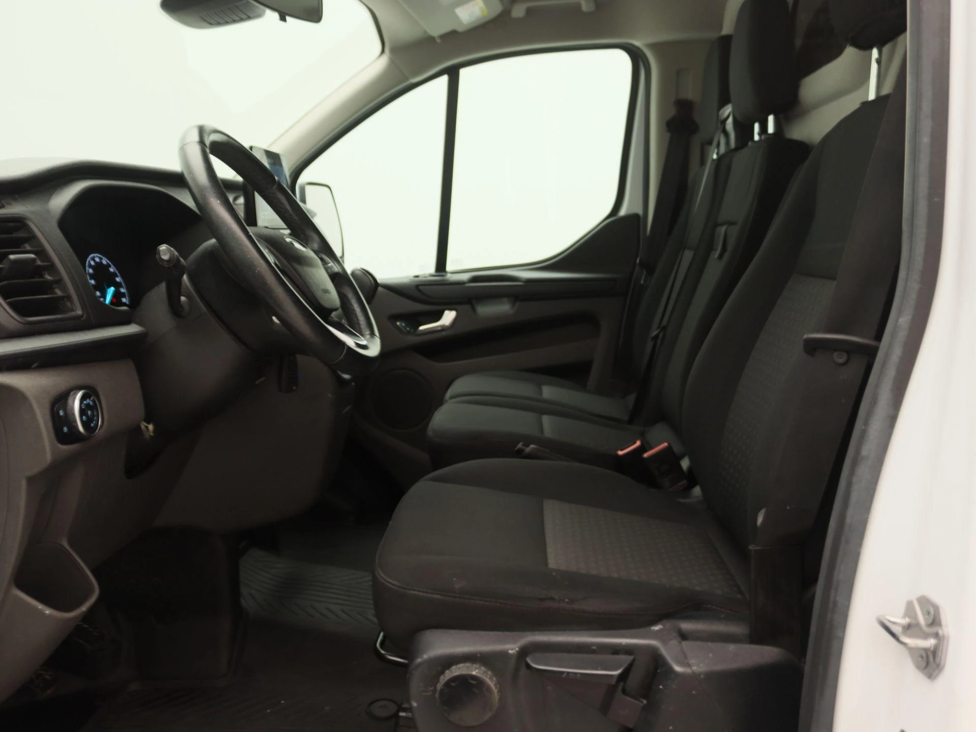 Ford-Transit Custom-image-11