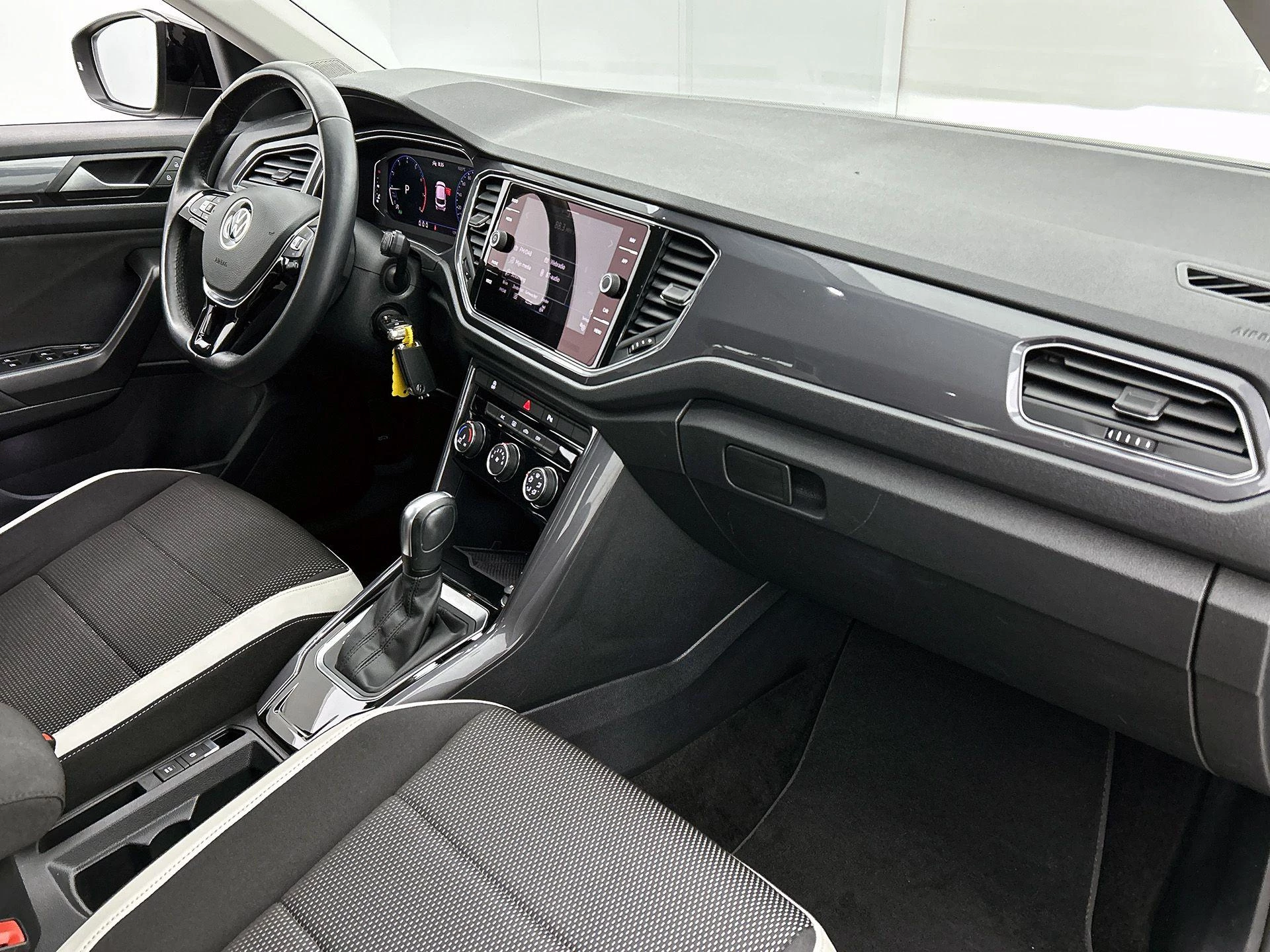 Volkswagen-T-Roc-image-18