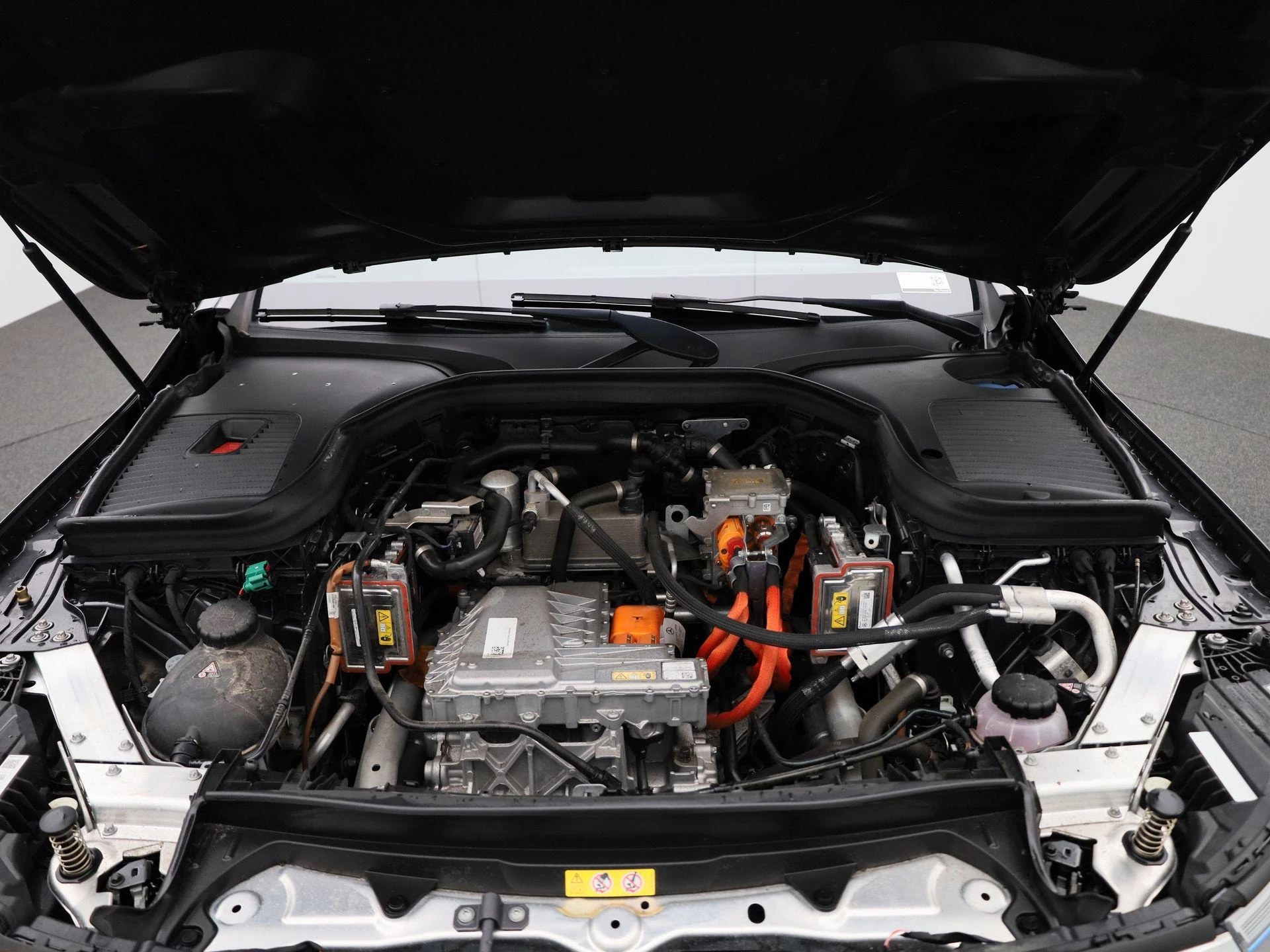 Mercedes-Benz-EQC-image-51