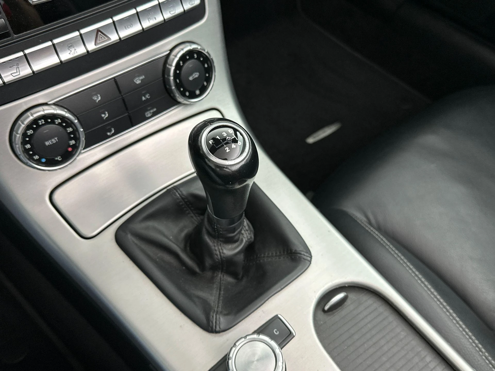 Mercedes-Benz-SLK-image-11