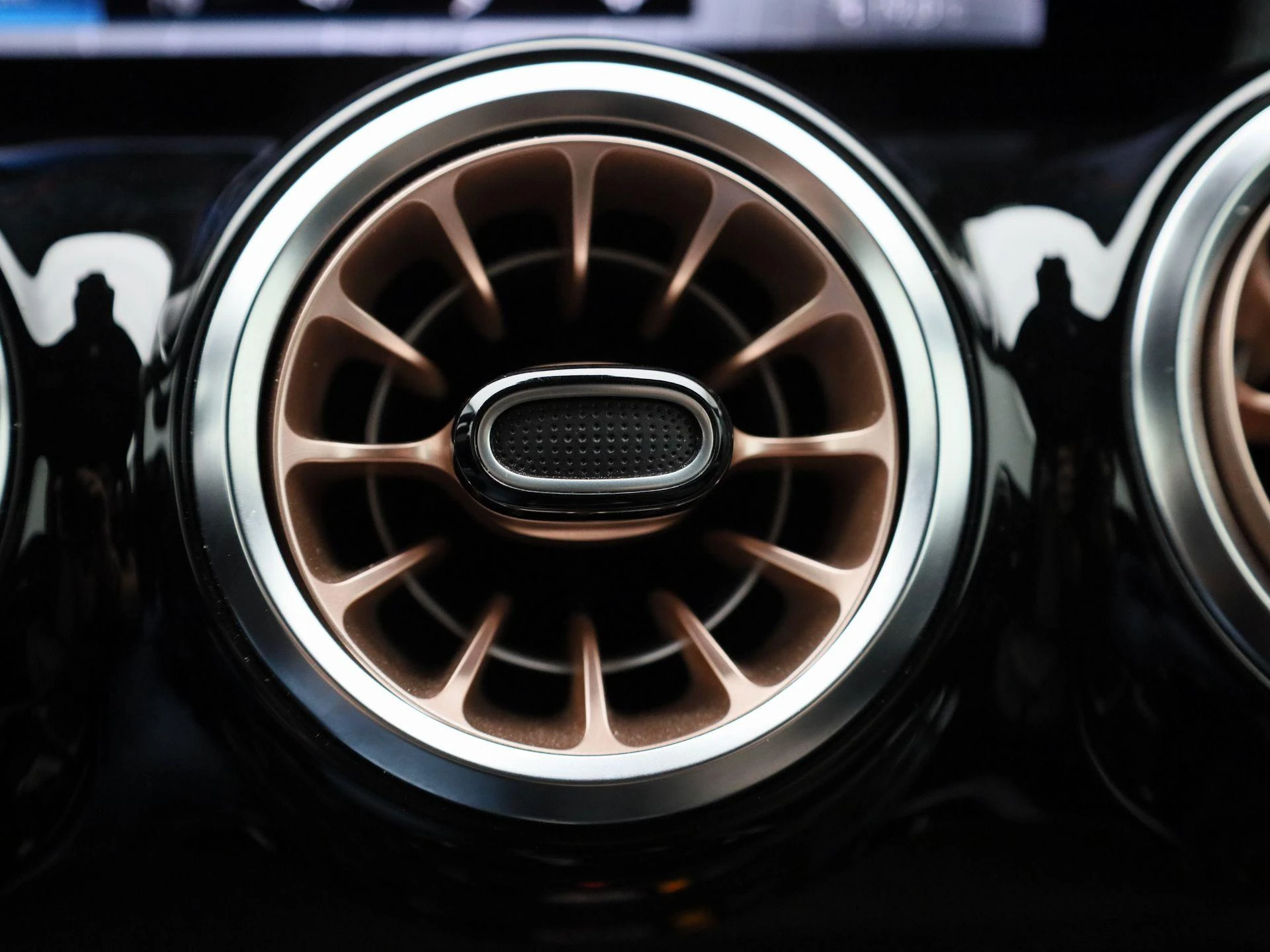 Mercedes-Benz-EQB-image-30