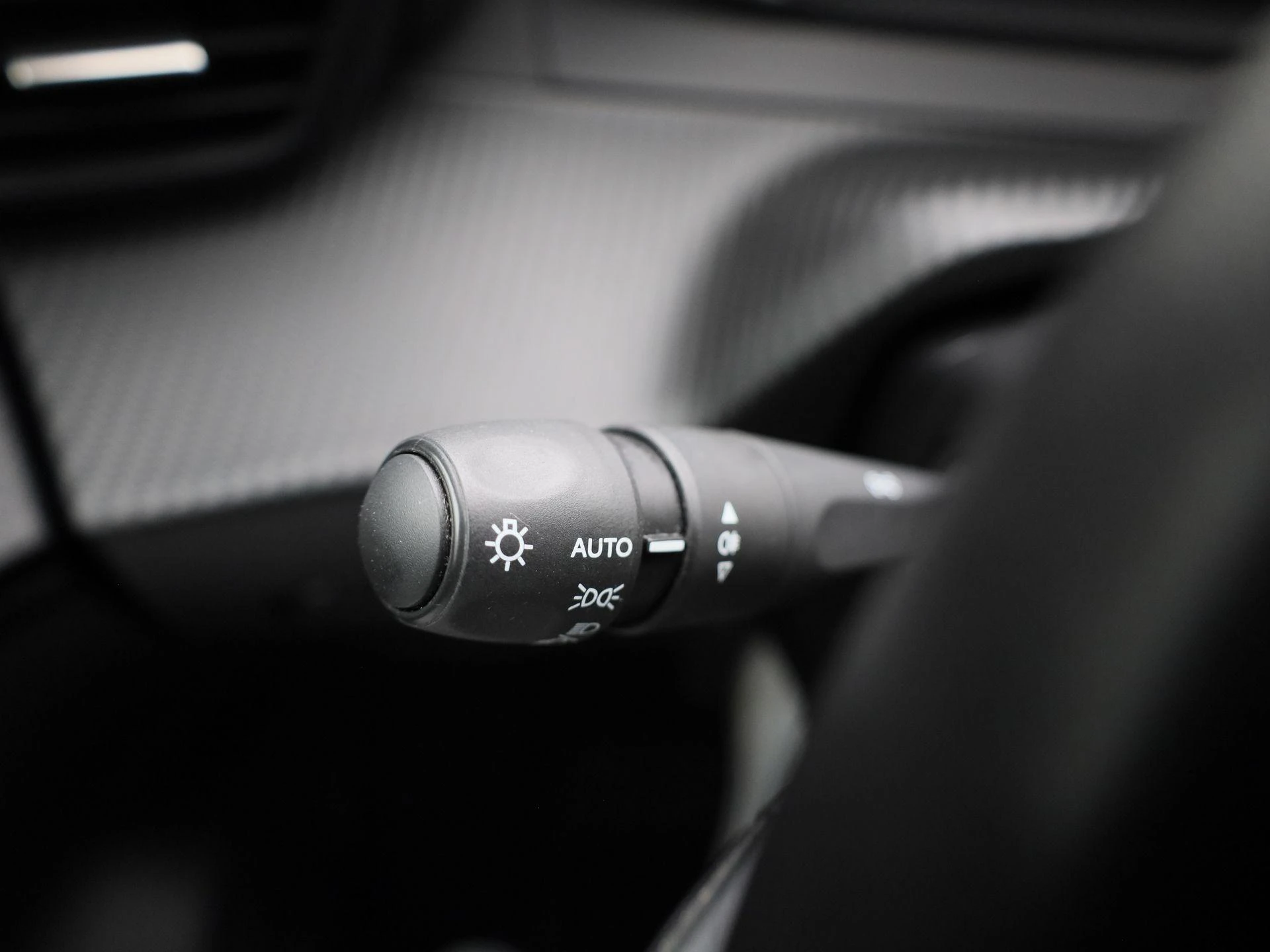 Peugeot-e-208-image-21