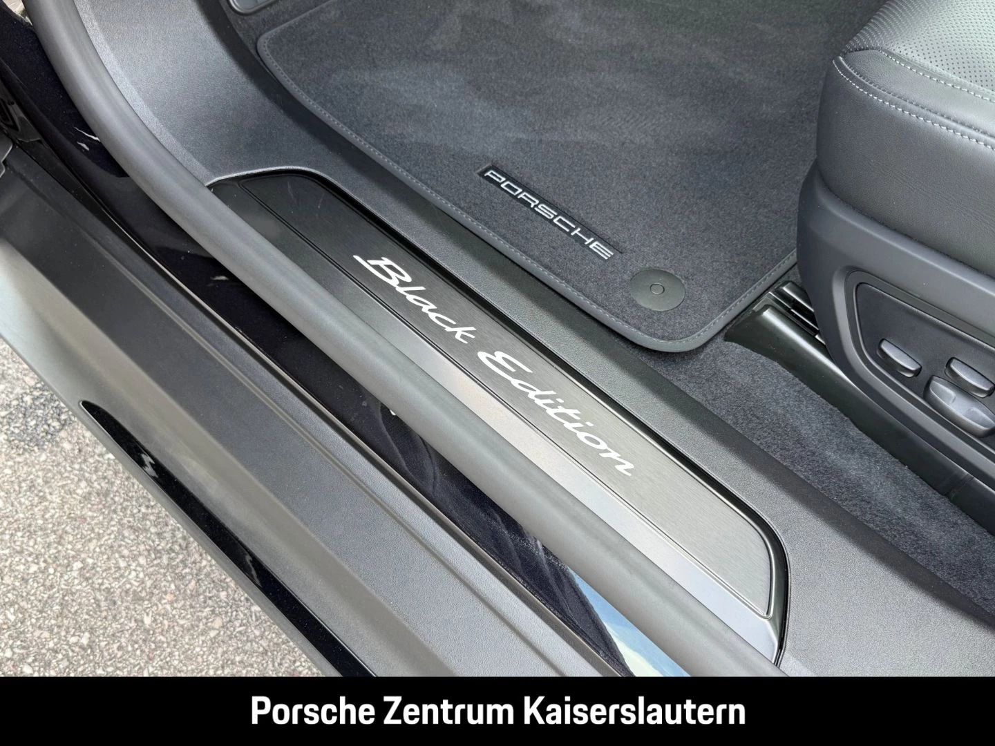 Porsche Taycan Black Edition InnoDrive HA-Lenkung HeadUp black edition