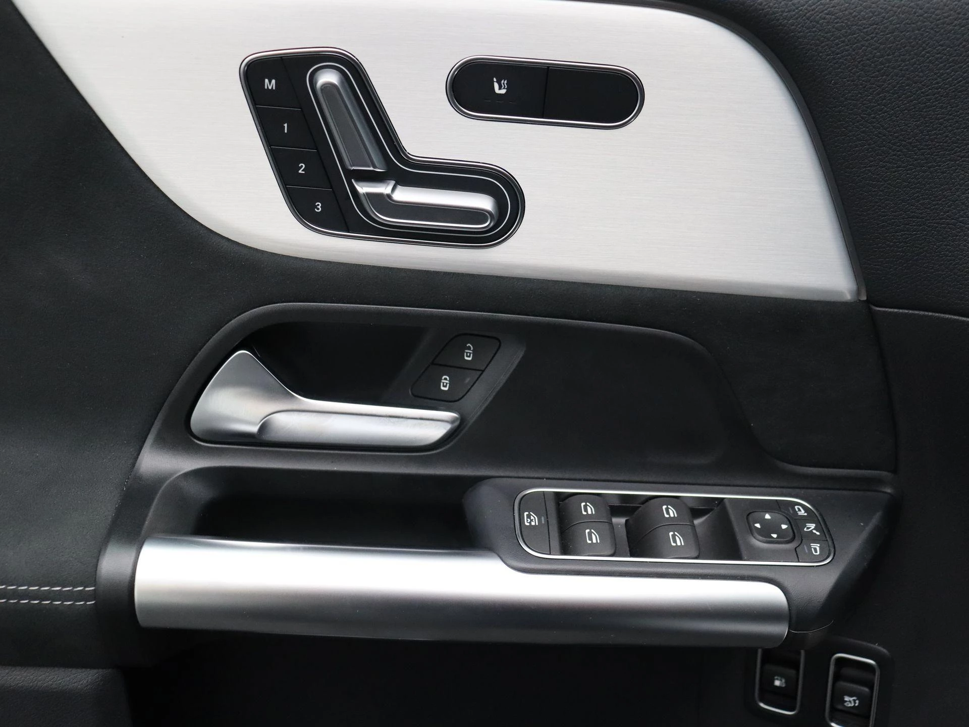 Mercedes-Benz GLA 250 e AMG Line + PREMIUM PLUS PACK + TREKHAAK + PANO + CARPLAY +