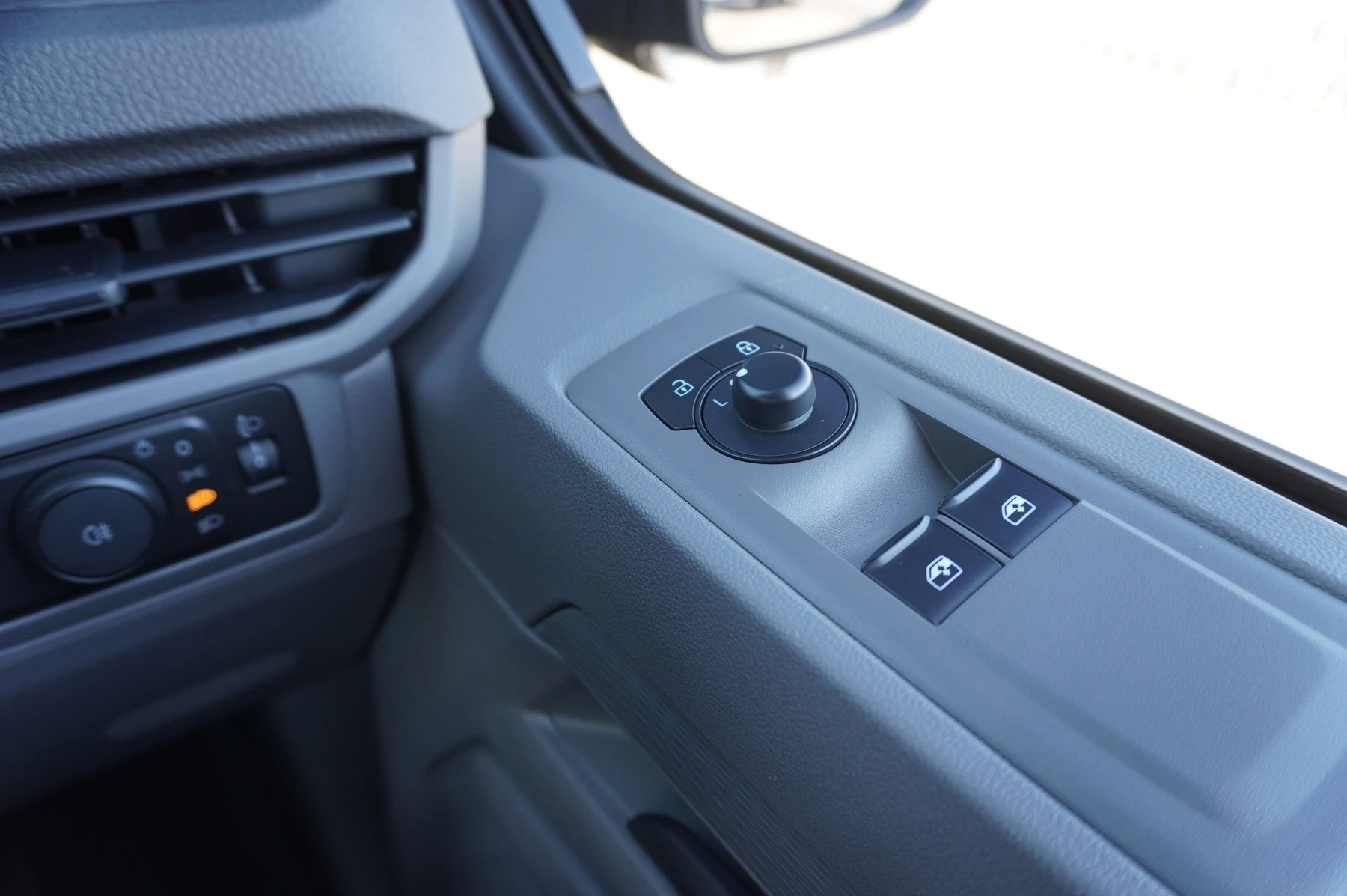 Volkswagen-Transporter-image-39