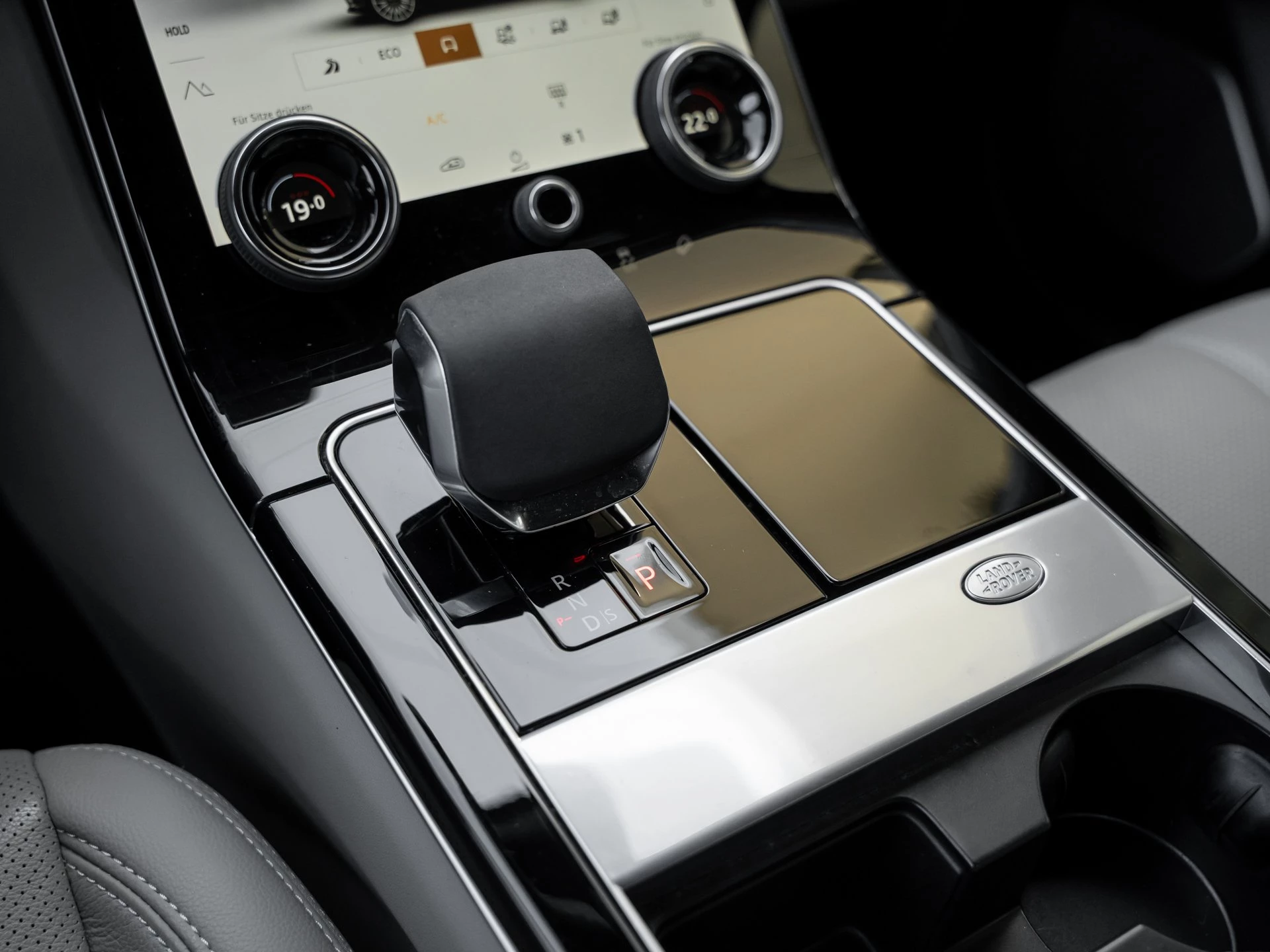Land Rover-Range Rover Velar-image-16