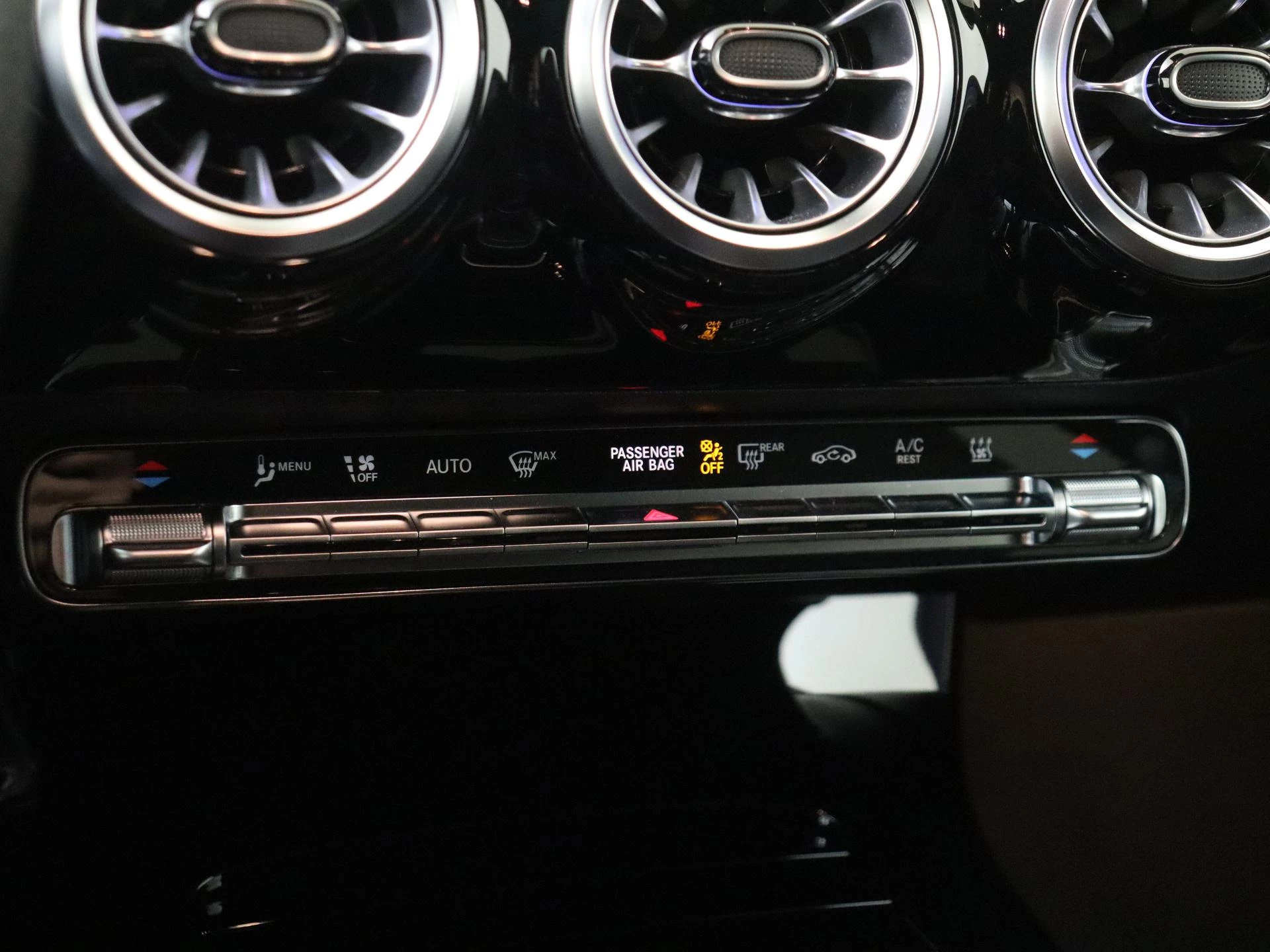 Mercedes-Benz-CLA-image-22