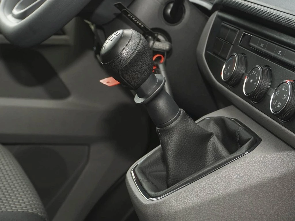 Volkswagen-Transporter-image-10