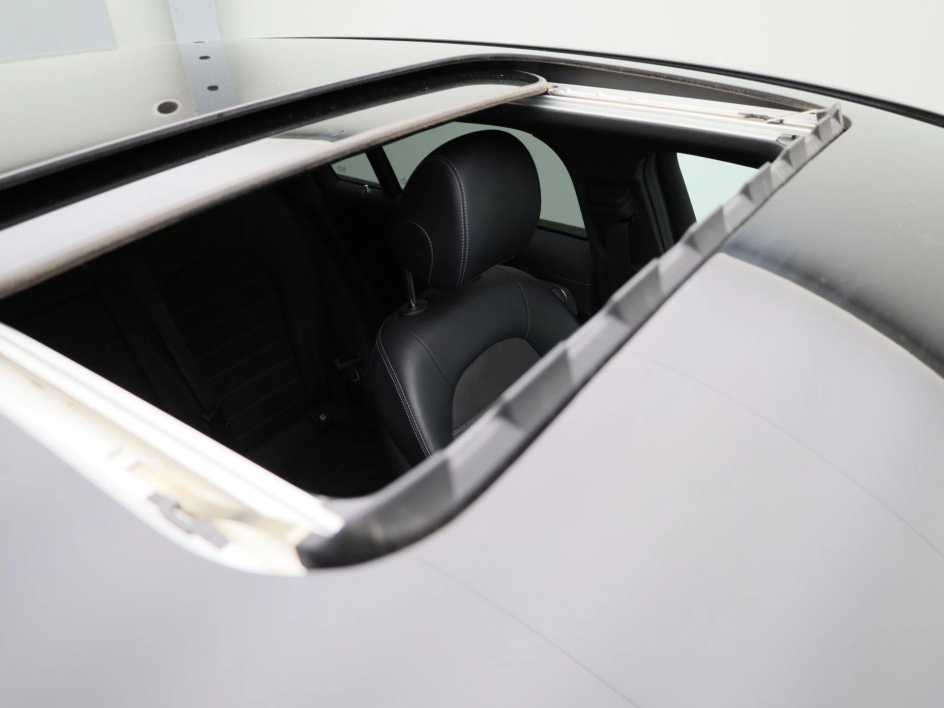 Mercedes-Benz-EQC-image-50