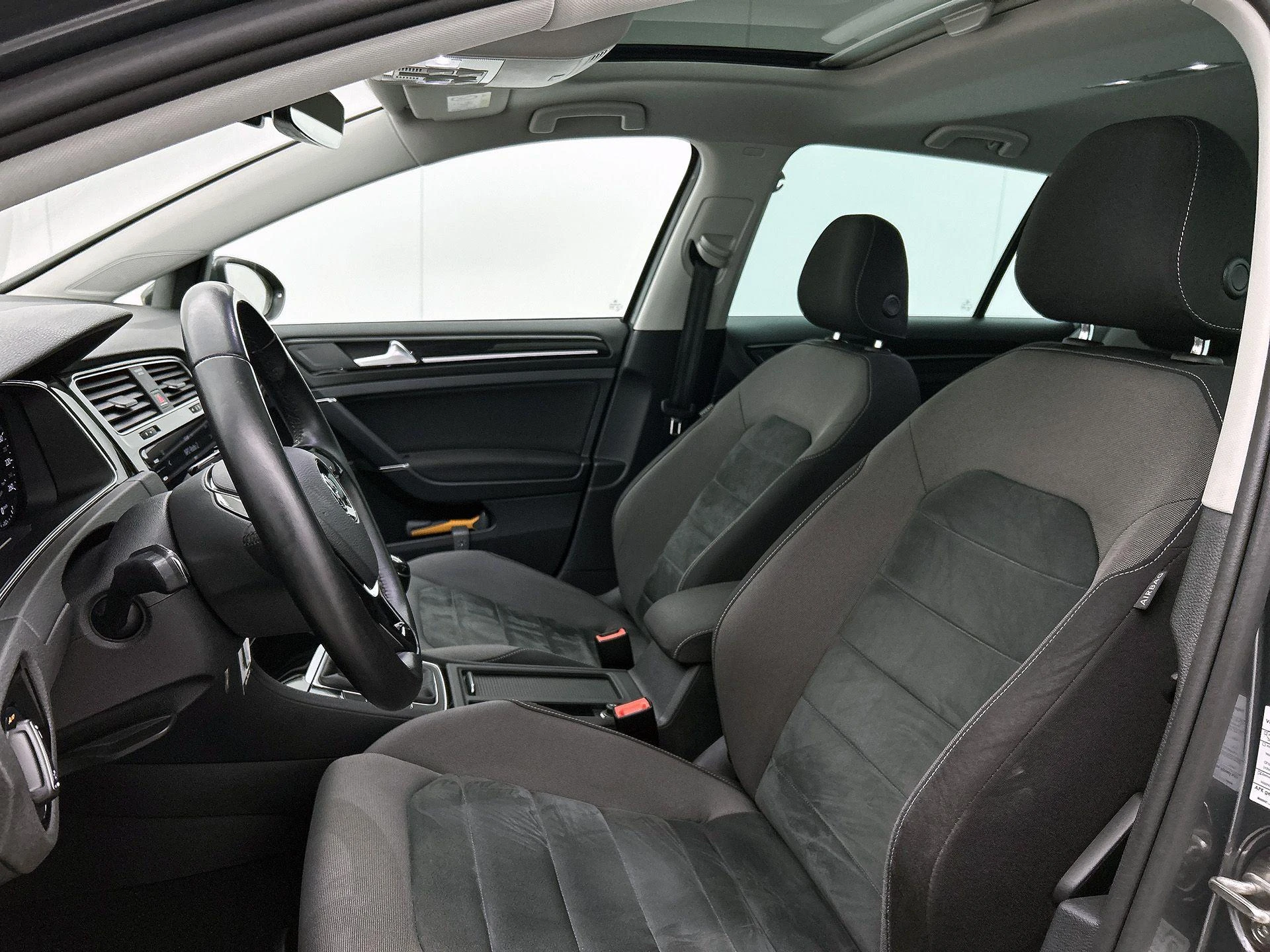 Volkswagen-Golf-image-34