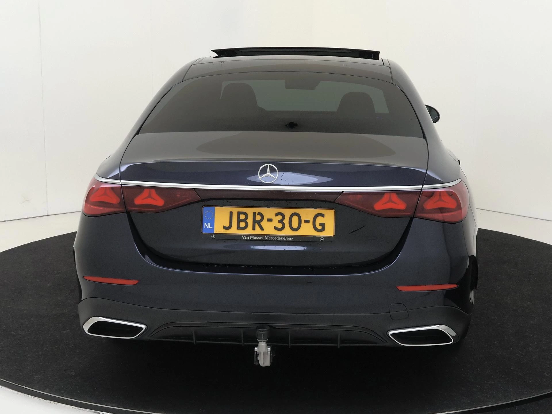 Mercedes-Benz-E-Klasse-image-6