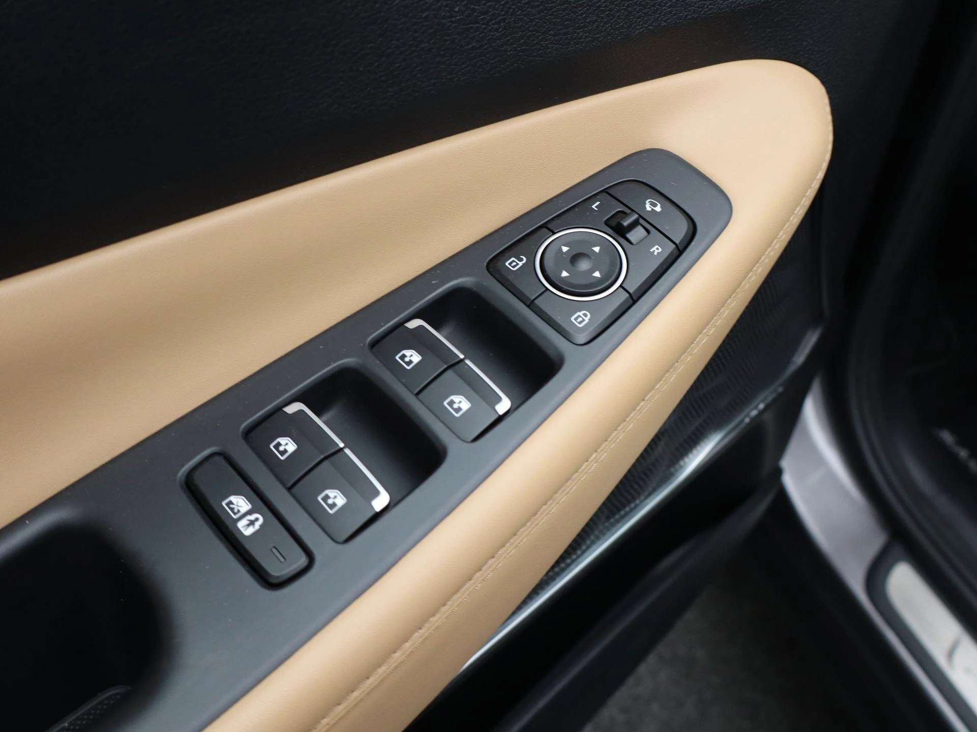 Hyundai-Santa Fe-image-31