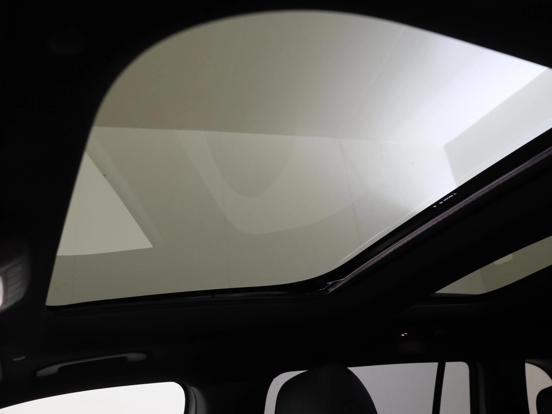 Mercedes-Benz-EQB-image-27