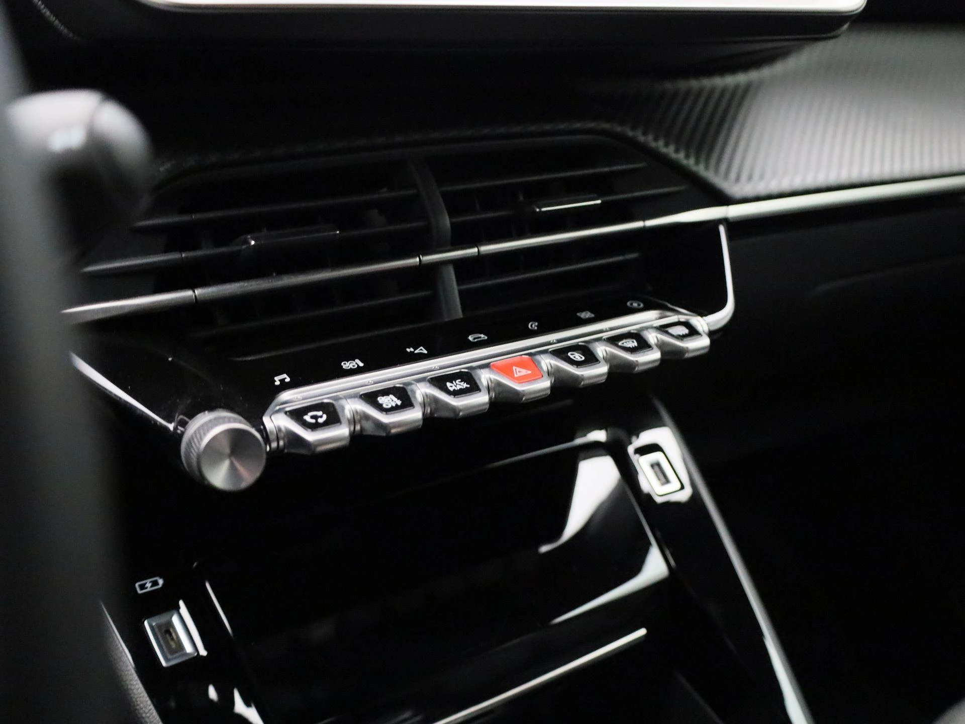 Peugeot-e-2008-image-19
