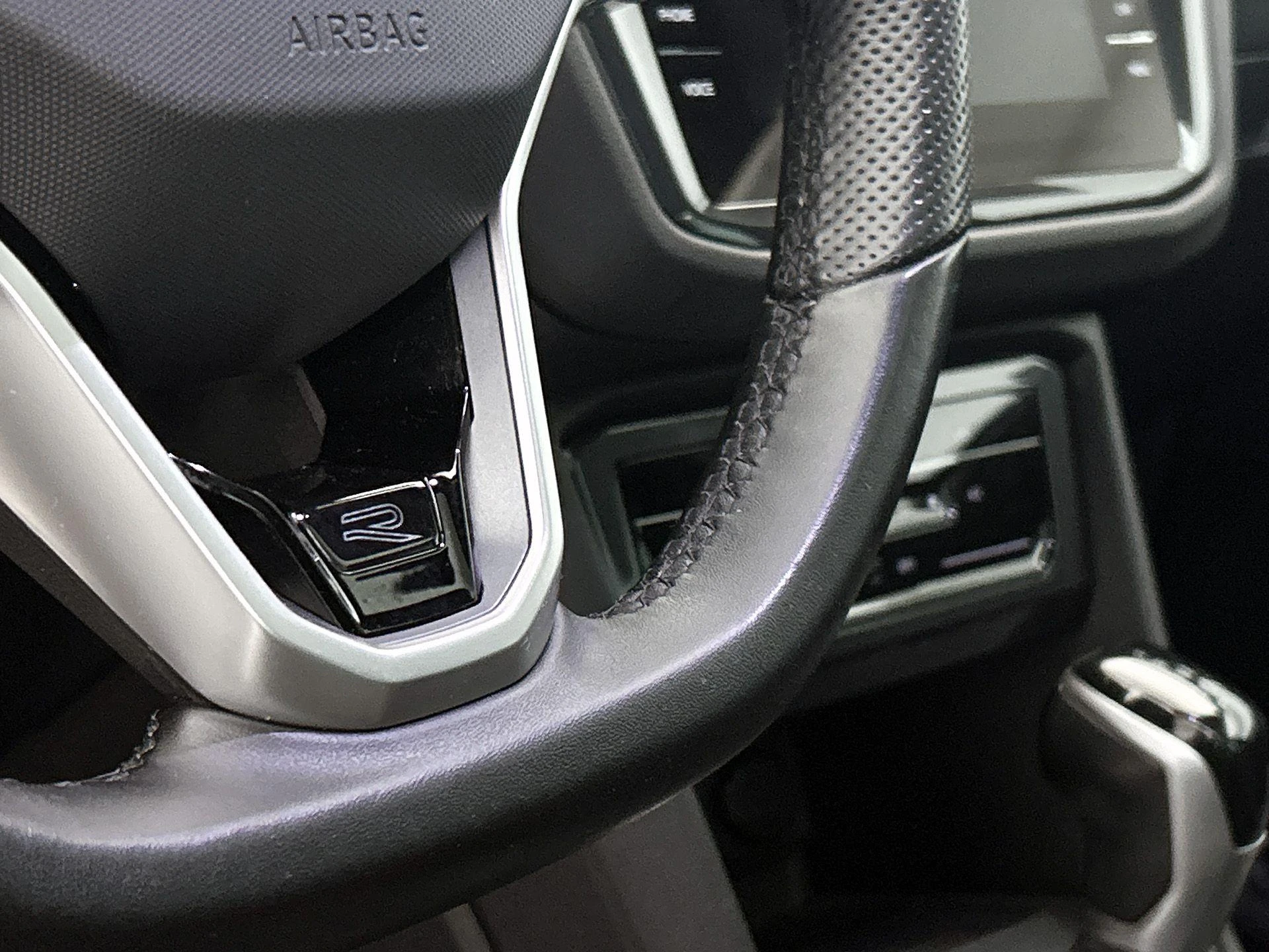 Volkswagen-Tiguan-image-14