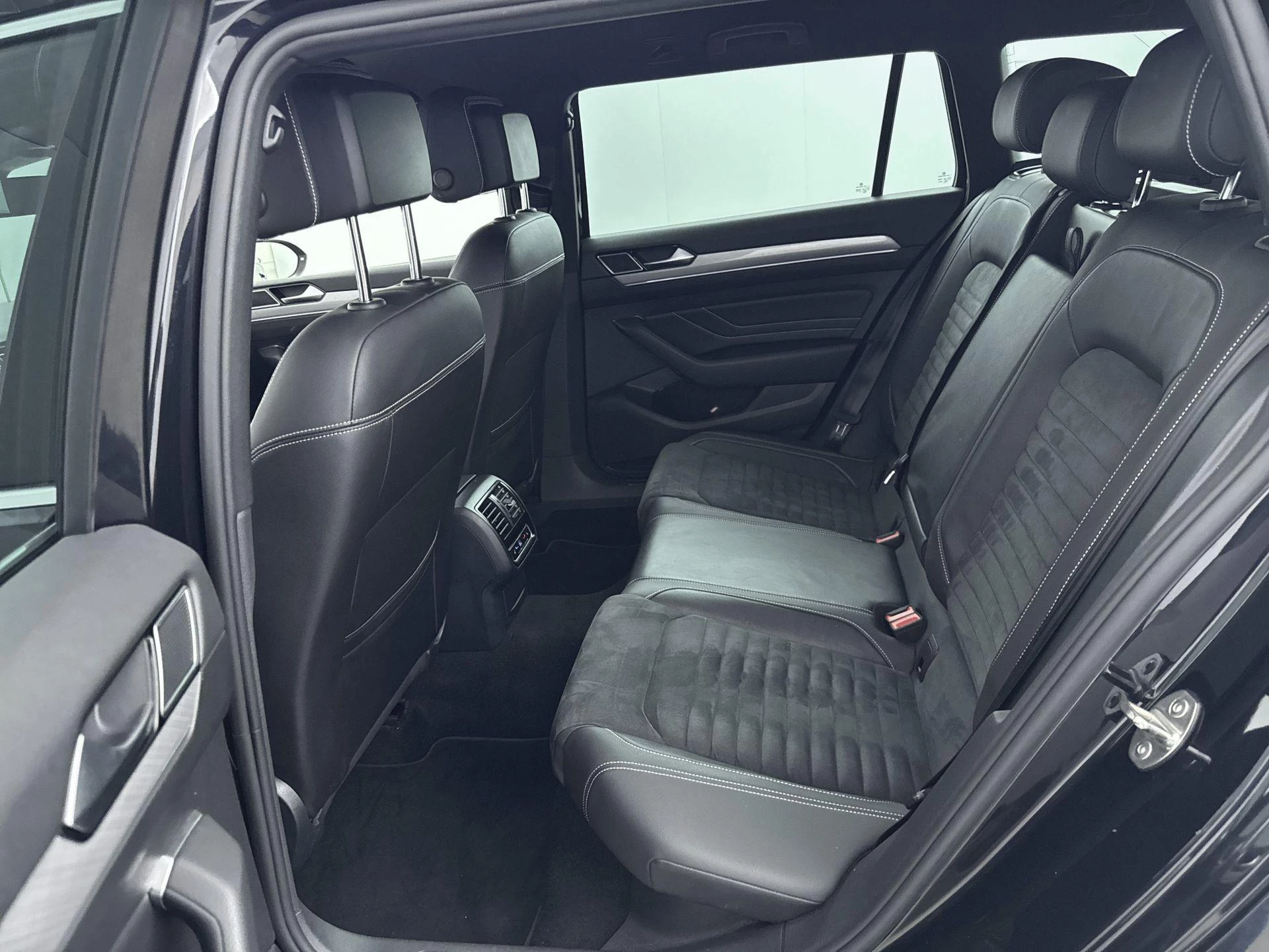 Volkswagen-Passat-image-25