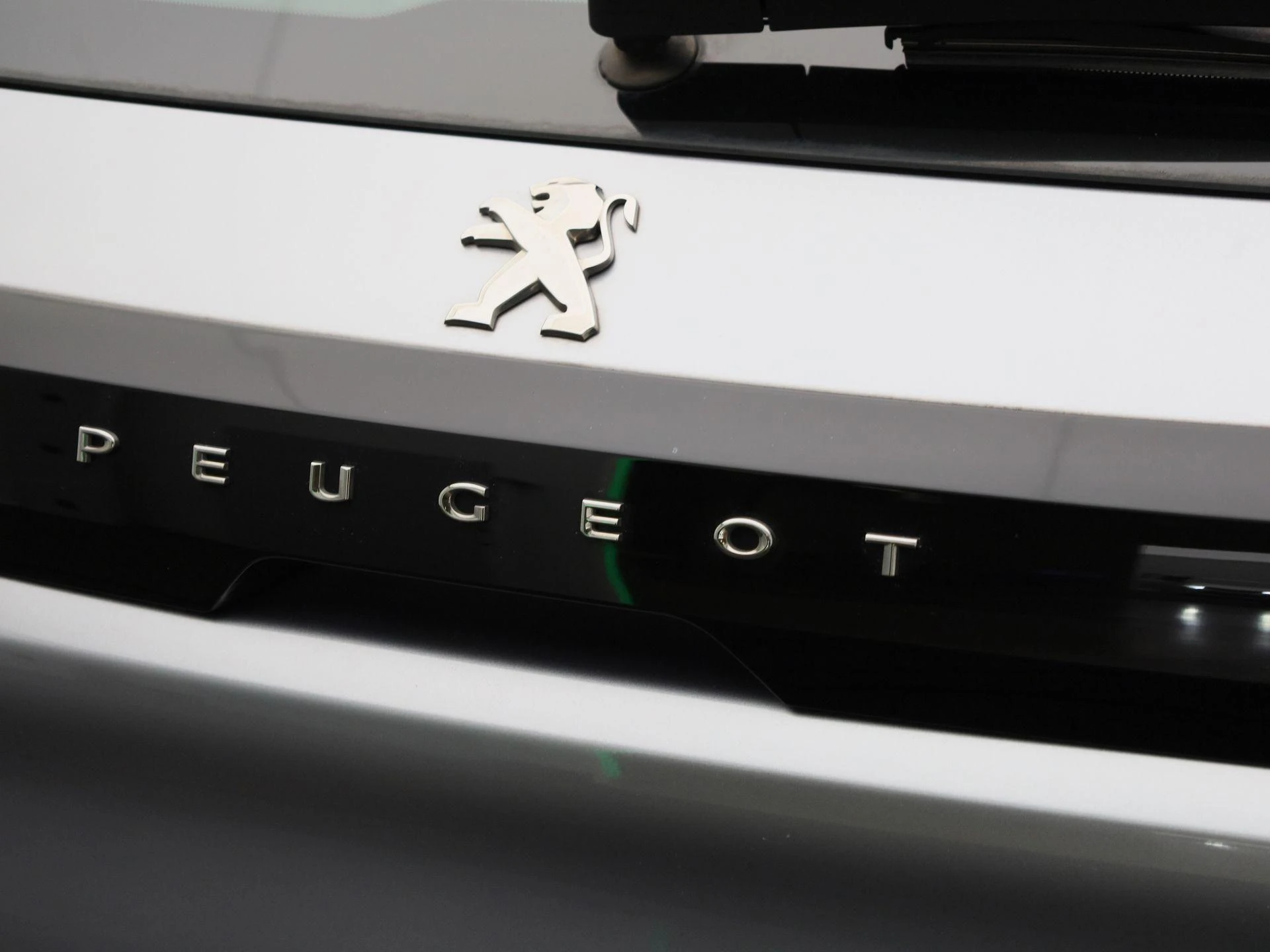 Peugeot-e-208-image-38