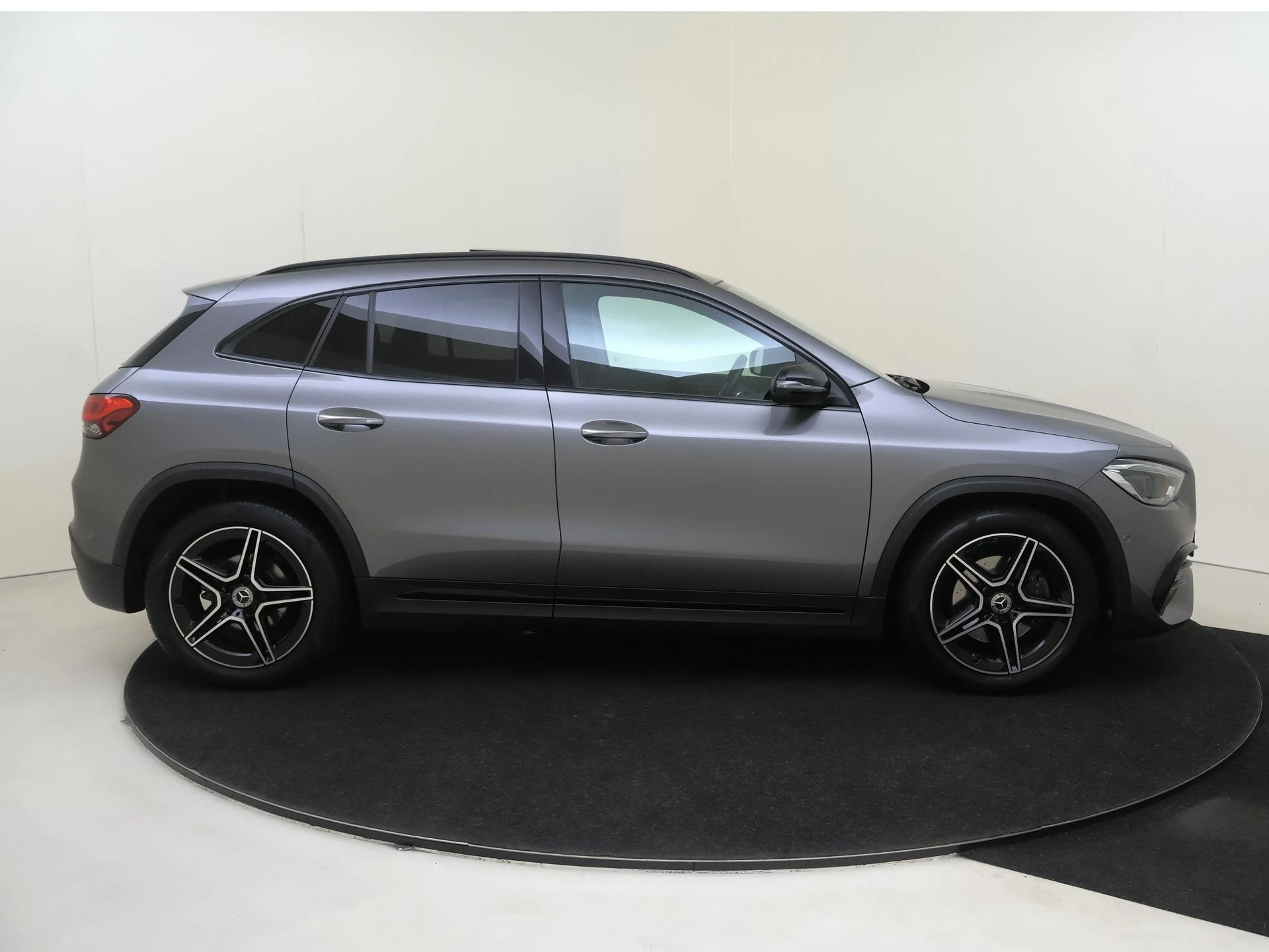 Mercedes-Benz-GLA-image-8