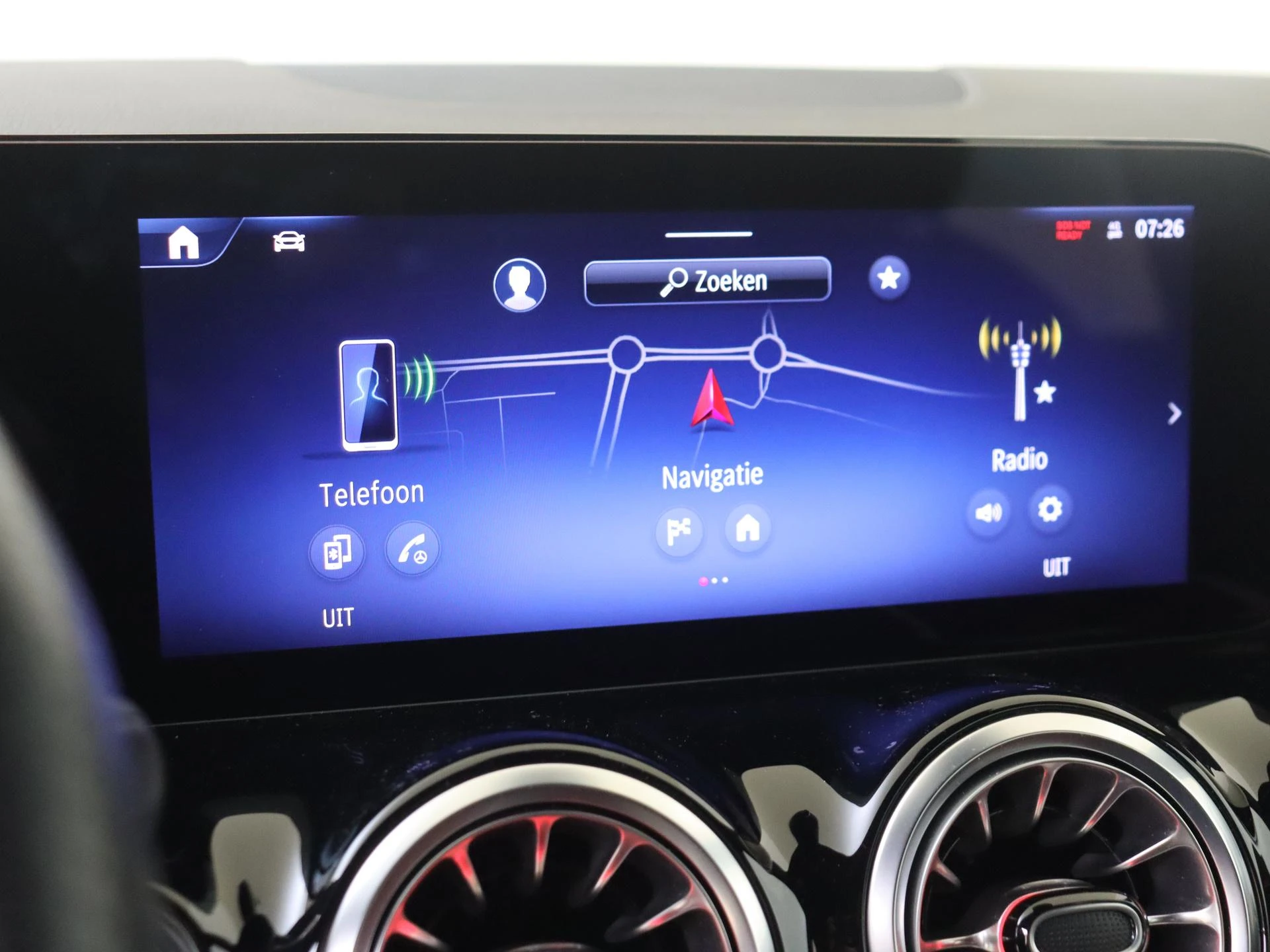 Mercedes-Benz-GLA-image-16