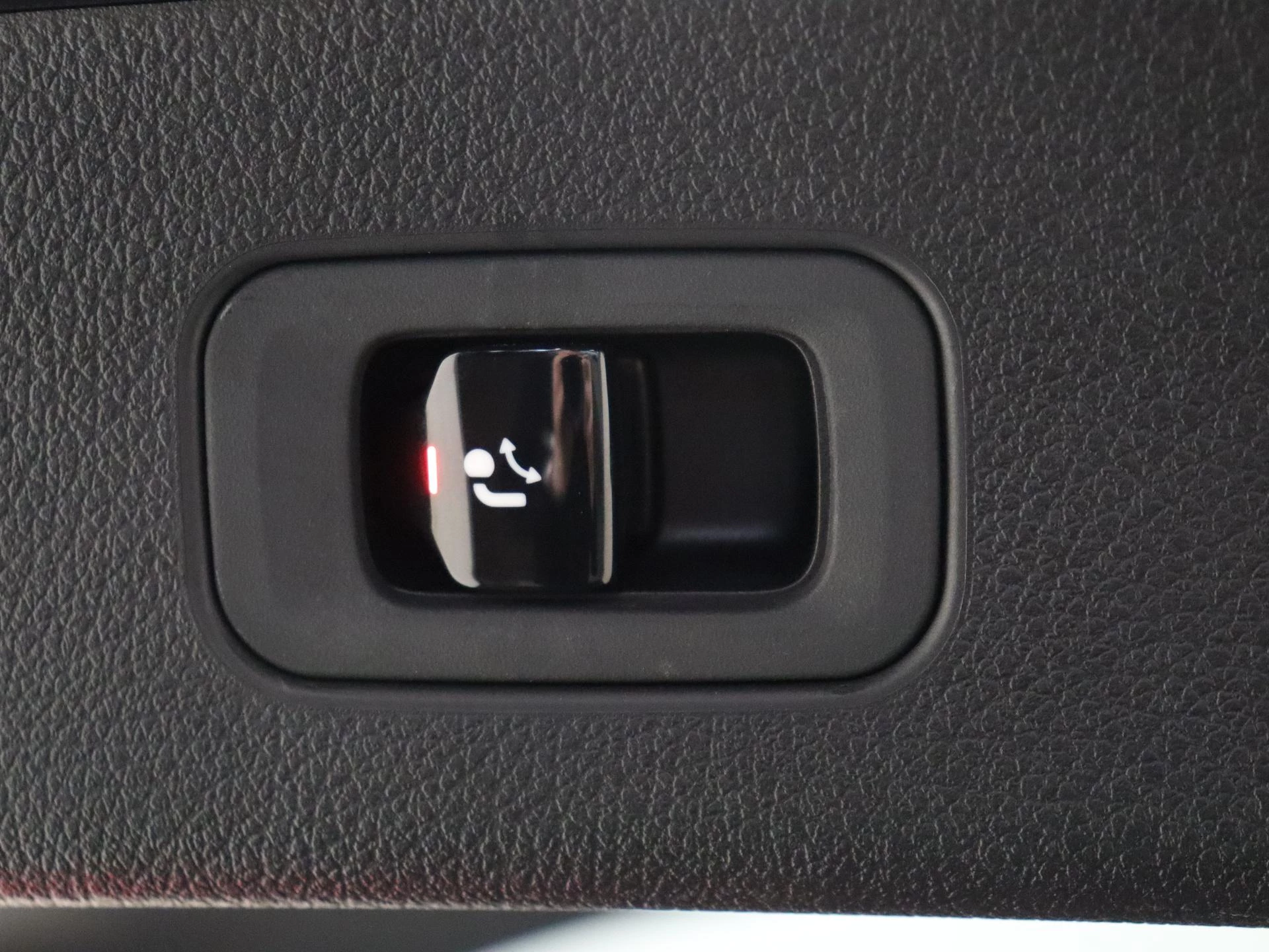 Mercedes-Benz-GLC-image-30