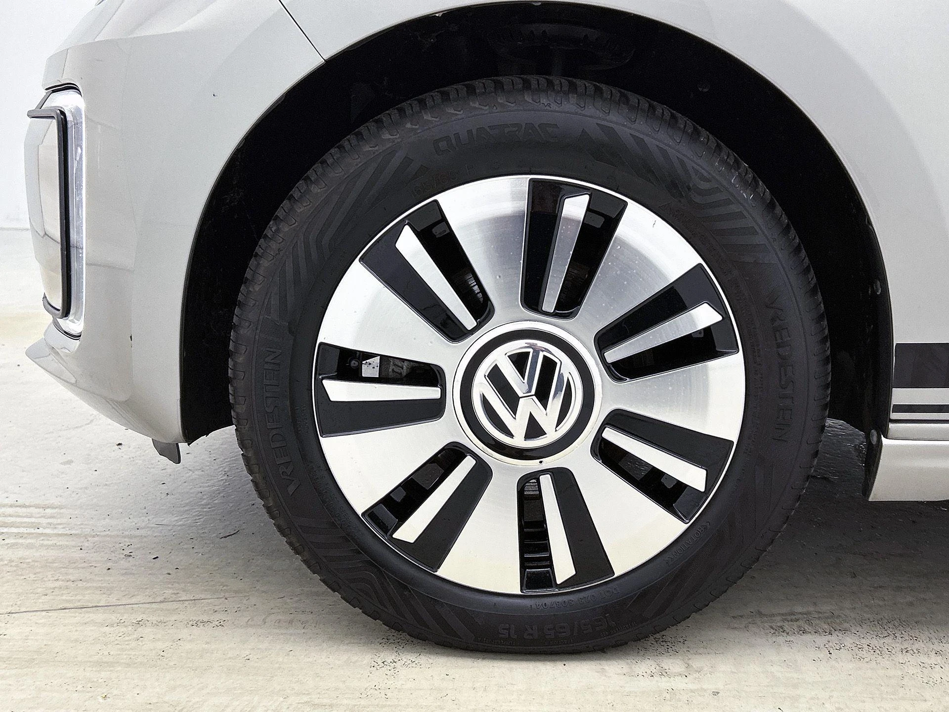 Volkswagen-e-up!-image-29