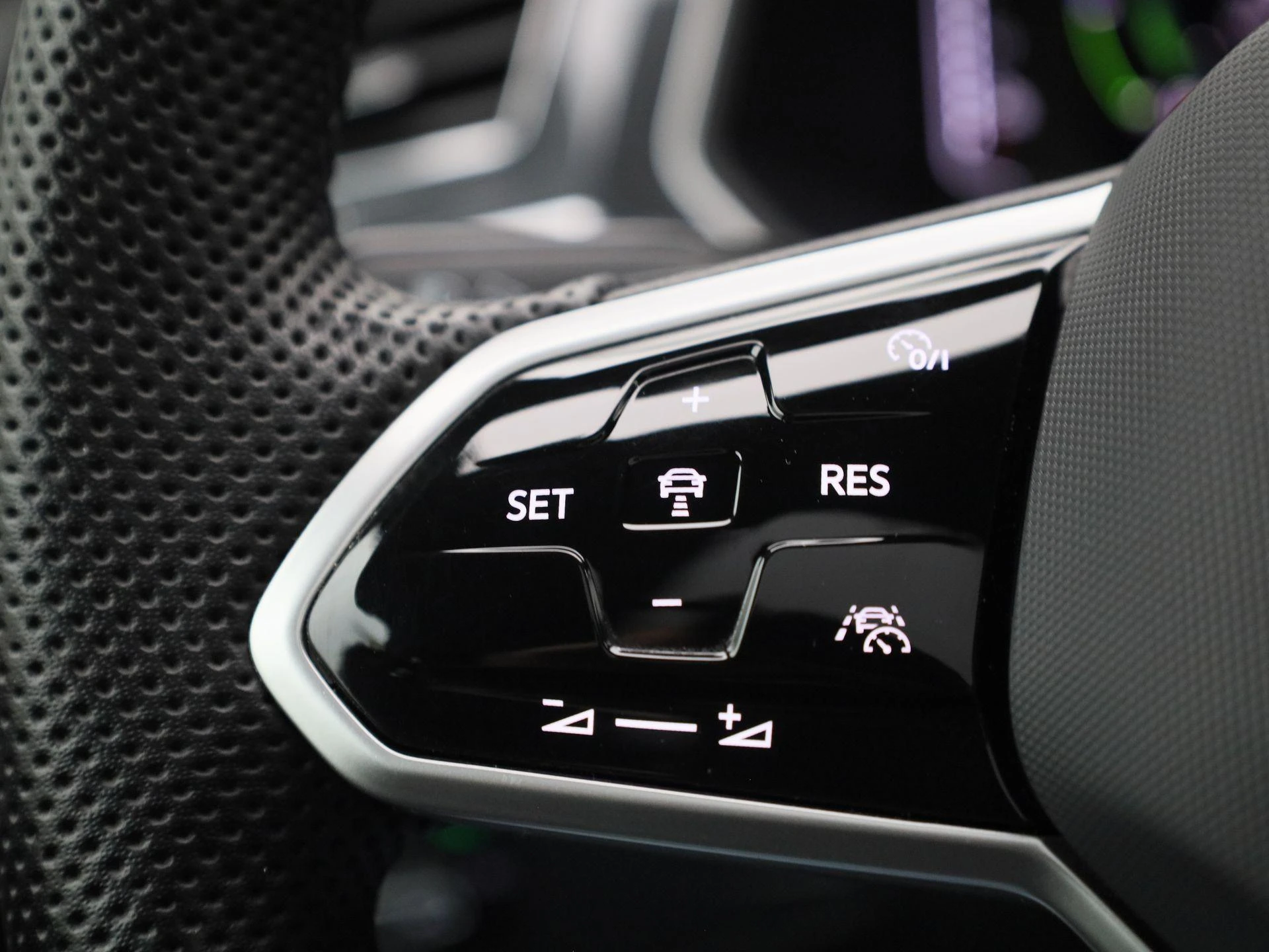 Volkswagen-Tiguan-image-17