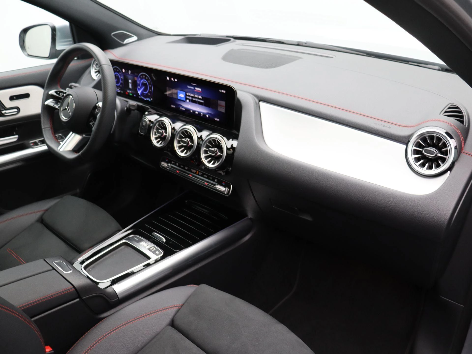 Mercedes-Benz EQA 250+ STAR EDITION + AMG + PANO DAK + BURMESTER + TREKHAAK + HEAD UP