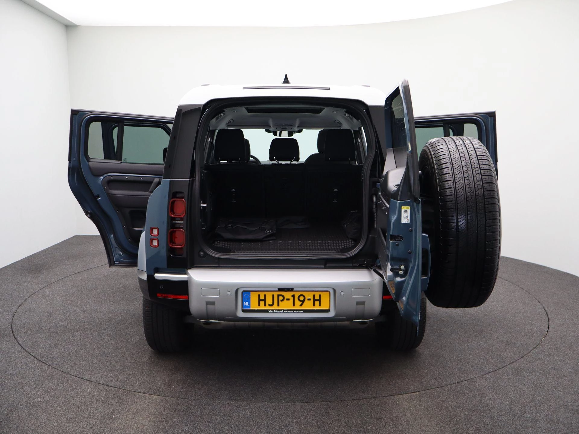 Land Rover-Defender-image-12