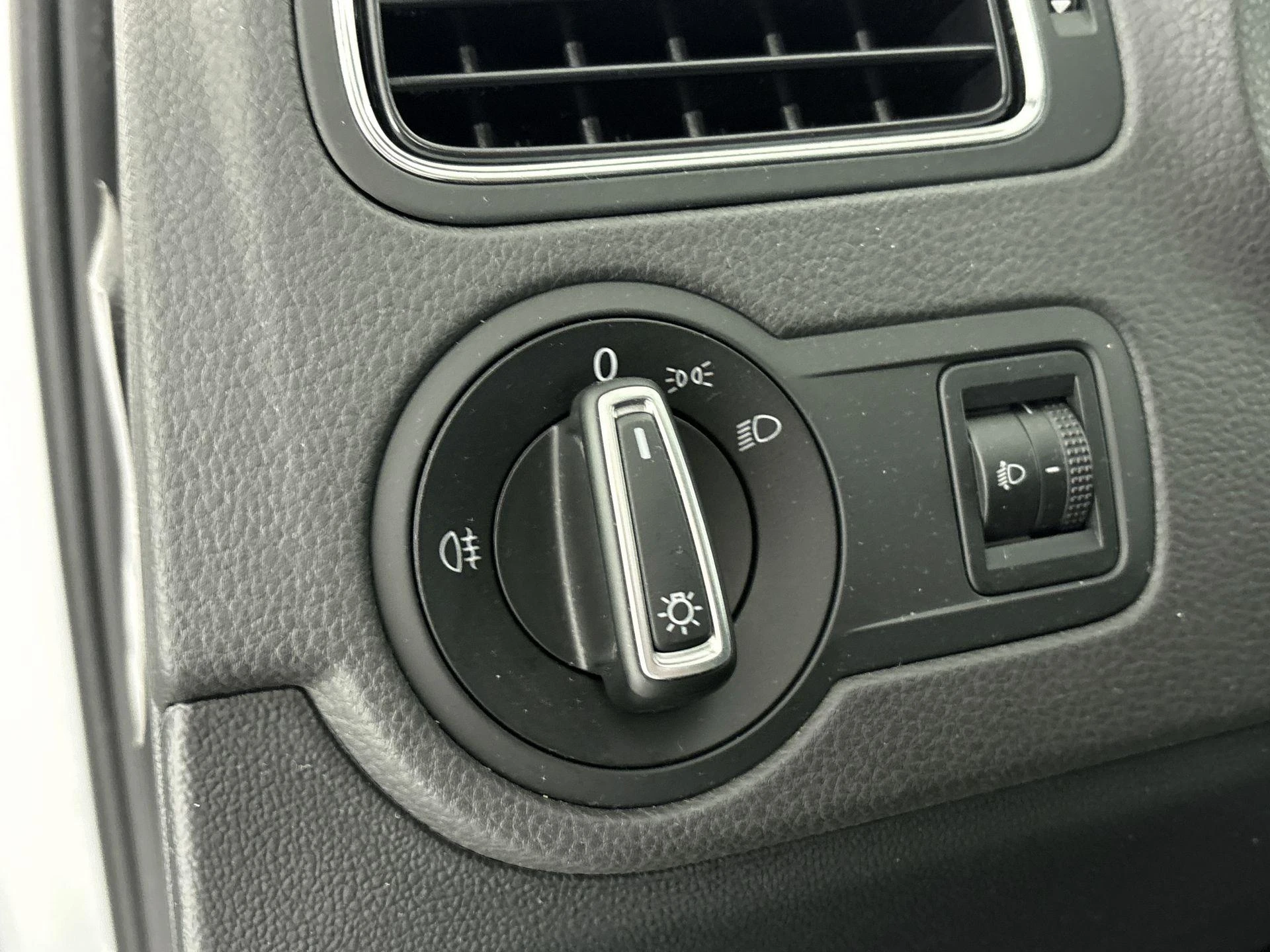 Volkswagen-Polo-image-11