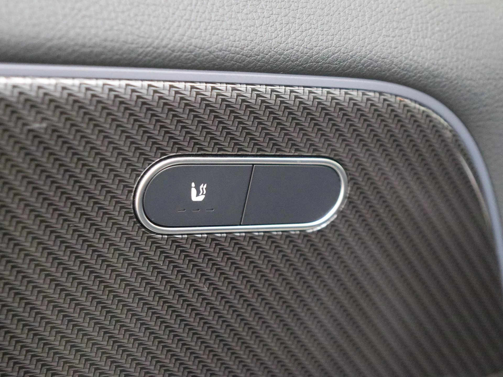 Mercedes-Benz-GLA-image-25