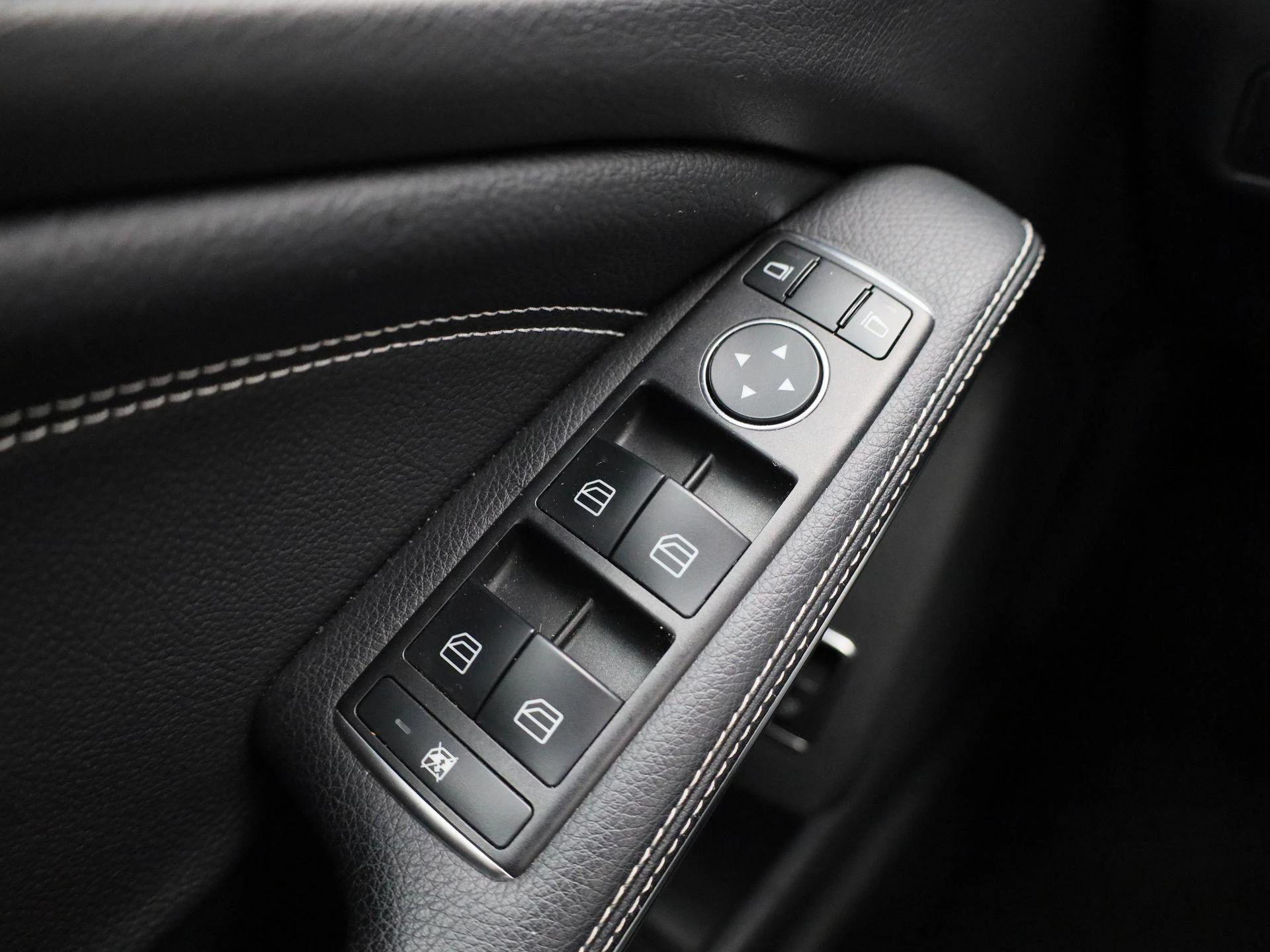 Mercedes-Benz-CLA-image-25