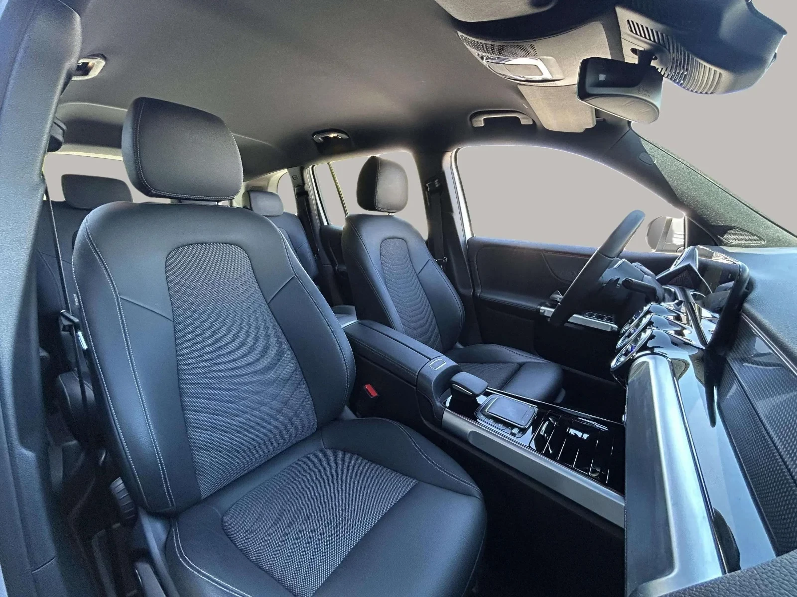 Mercedes-Benz-EQB-image-18