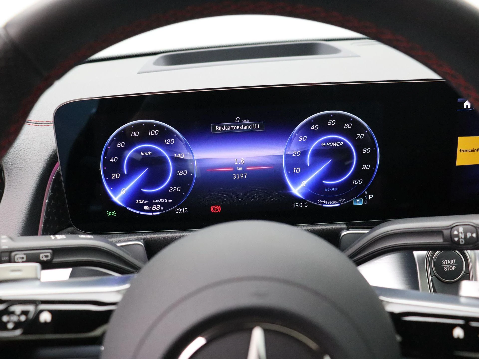 Mercedes-Benz-EQB-image-10