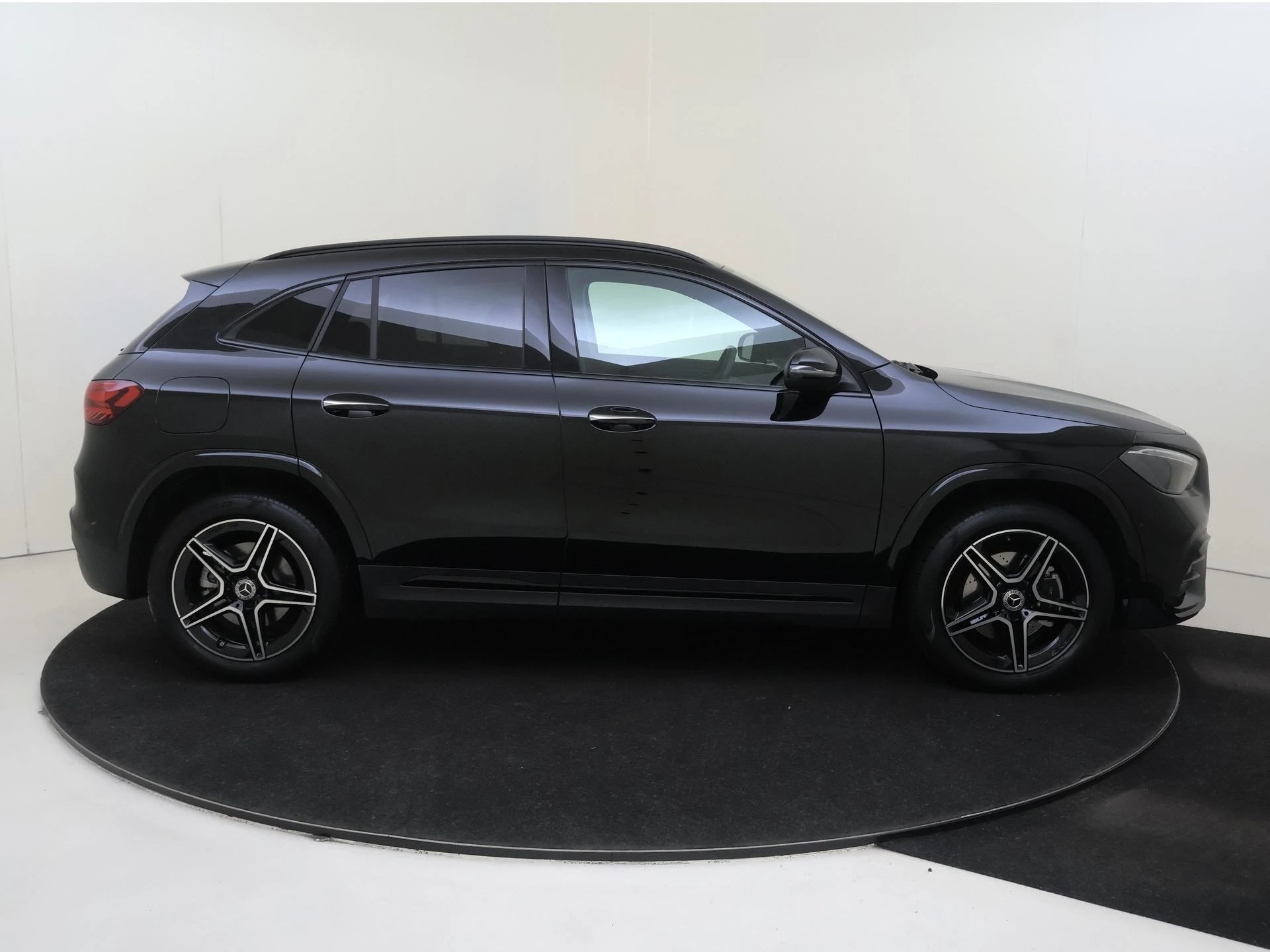 Mercedes-Benz-GLA-image-8