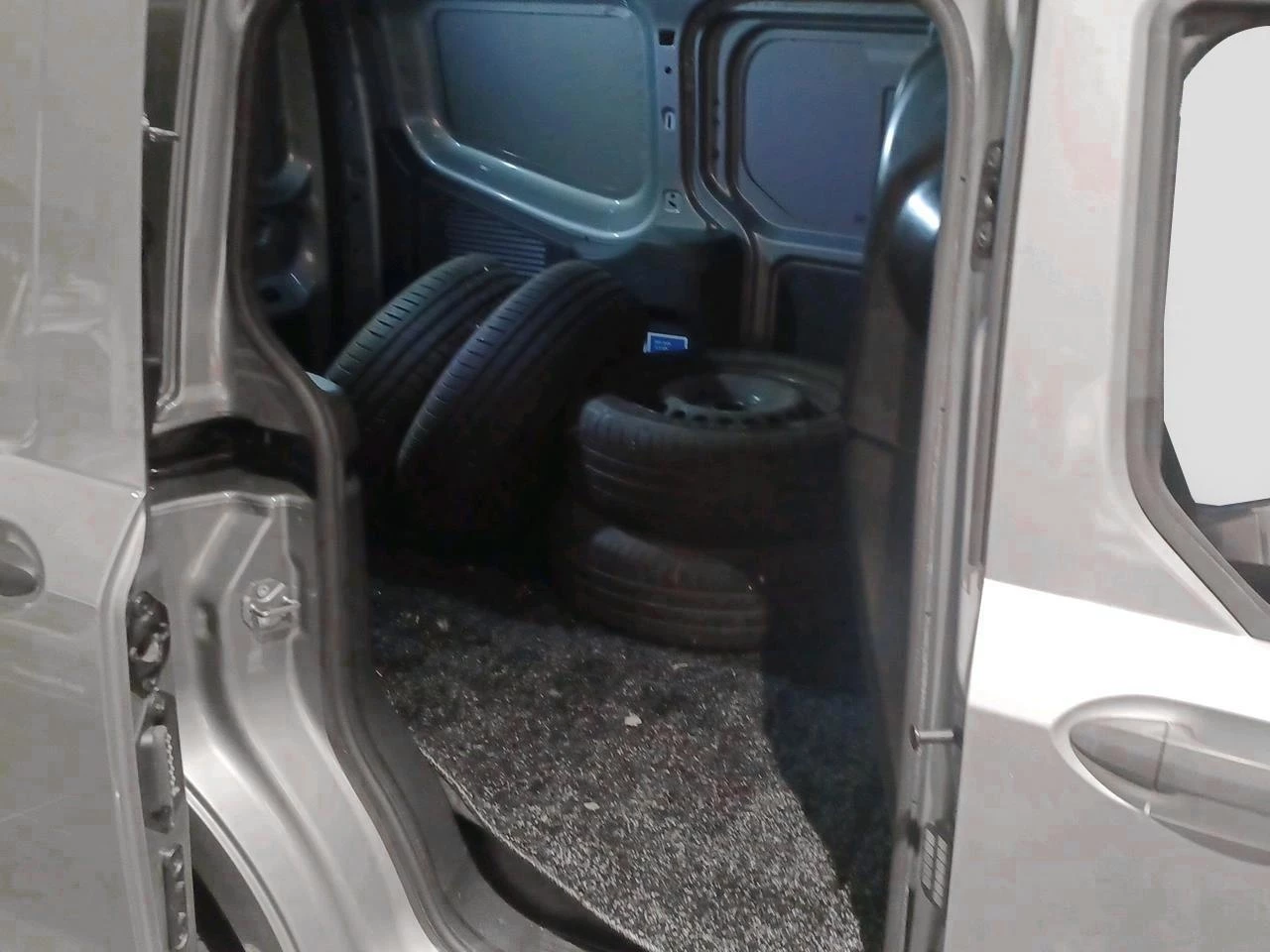 Ford-Transit Courier-image-7