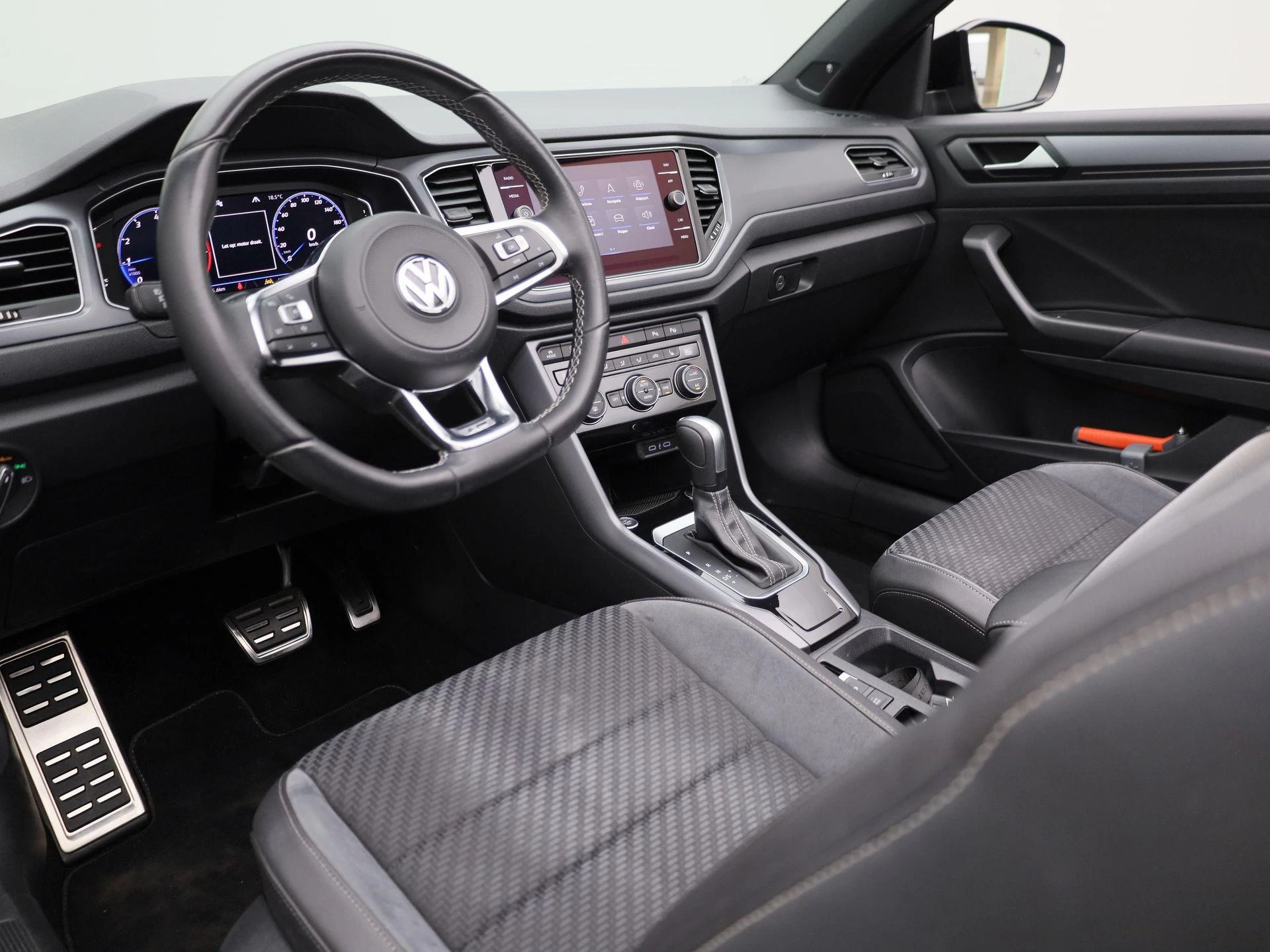 Volkswagen-T-Roc-image-16