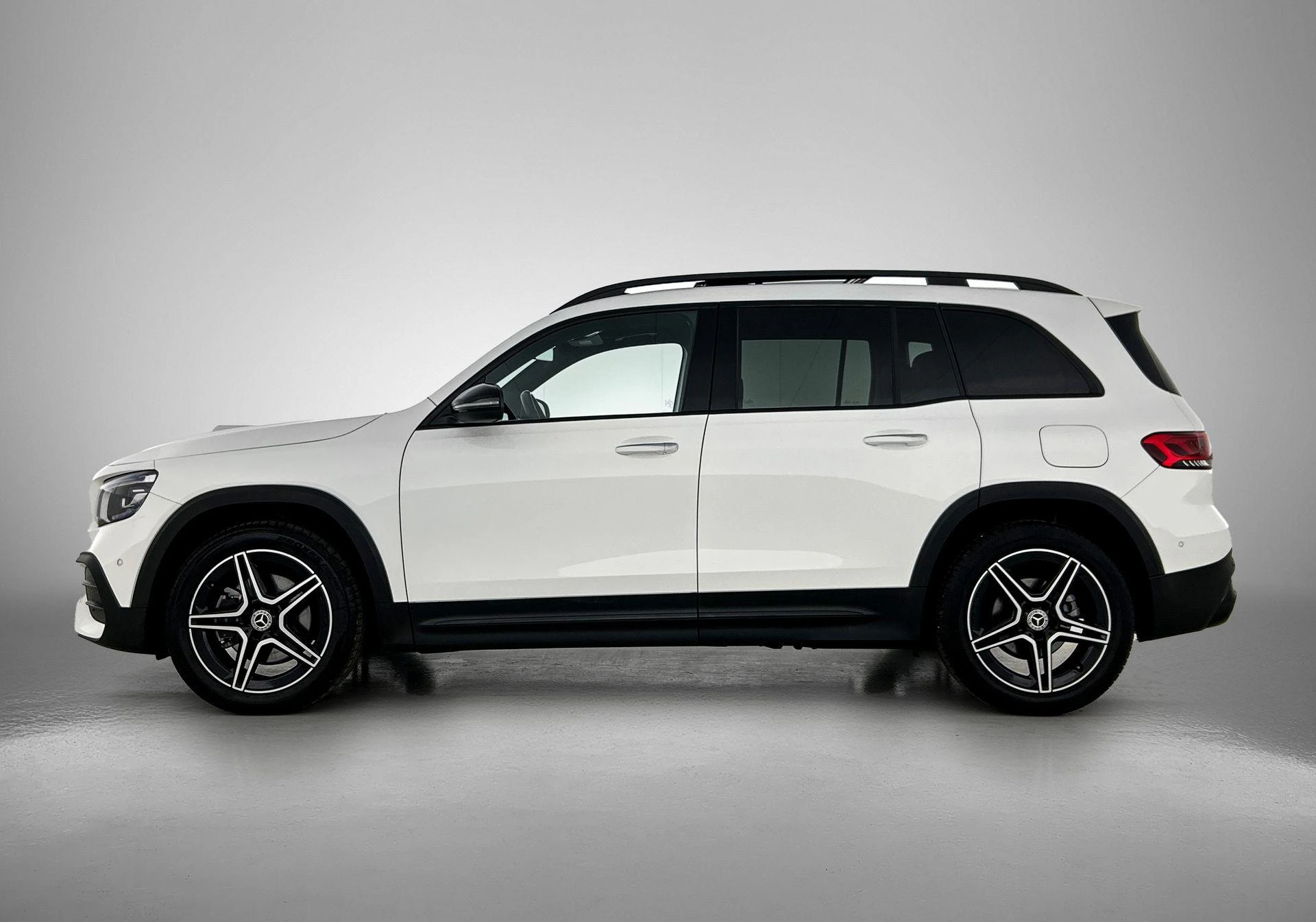 Mercedes-Benz-GLB-image-1