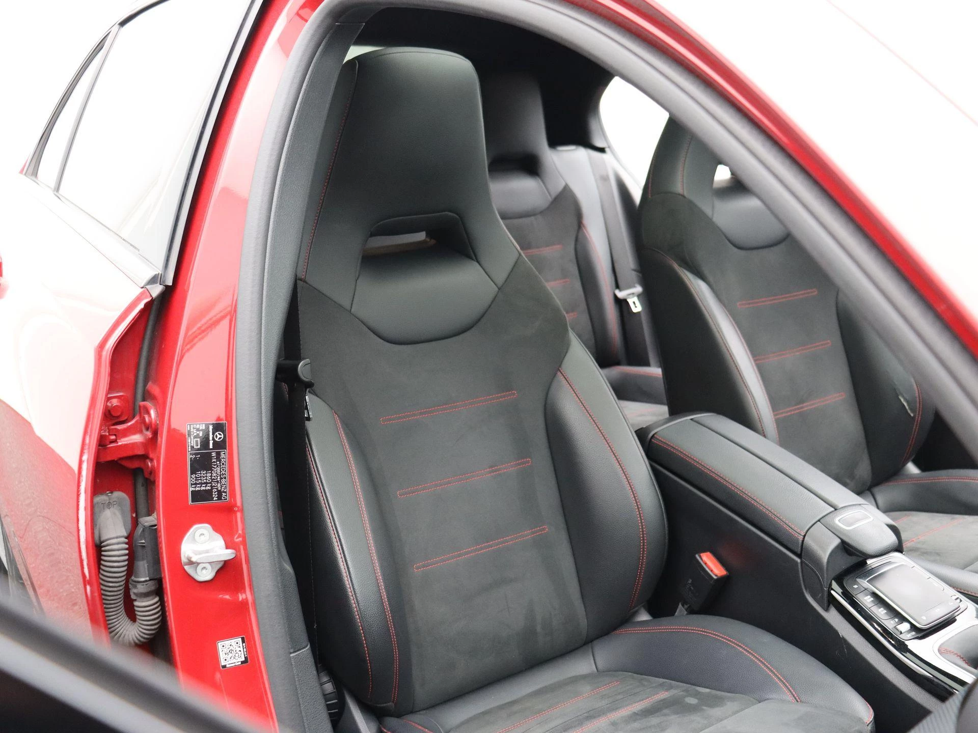 Mercedes-Benz A-Klasse 160 AMG LINE + PANORAMISCH DAK + CARPLAY + CAMERA + NIGHTPAKKET