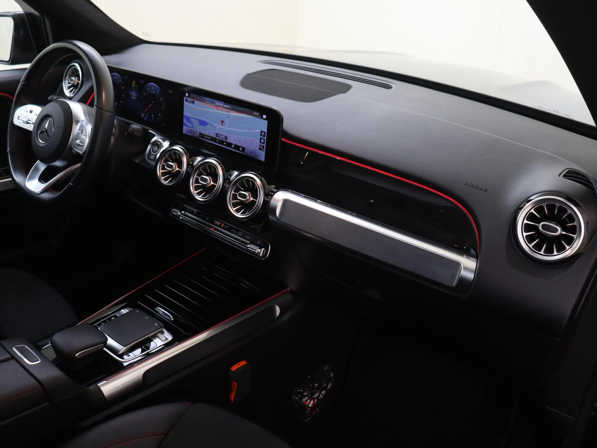 Mercedes-Benz-GLB-image-9