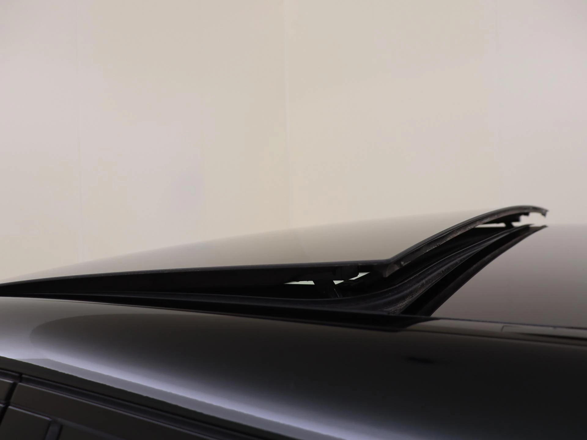 Mercedes-Benz-EQS-image-27
