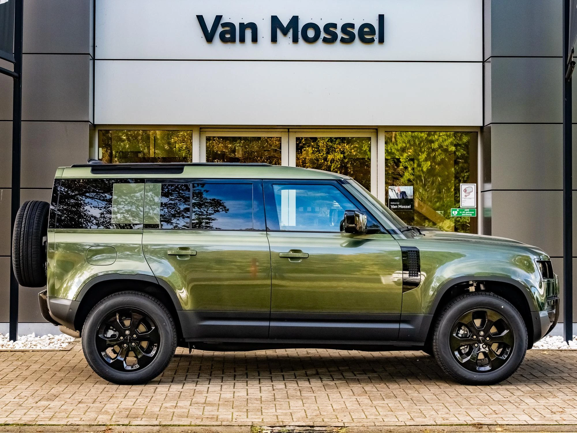 Land Rover-Defender-image-6
