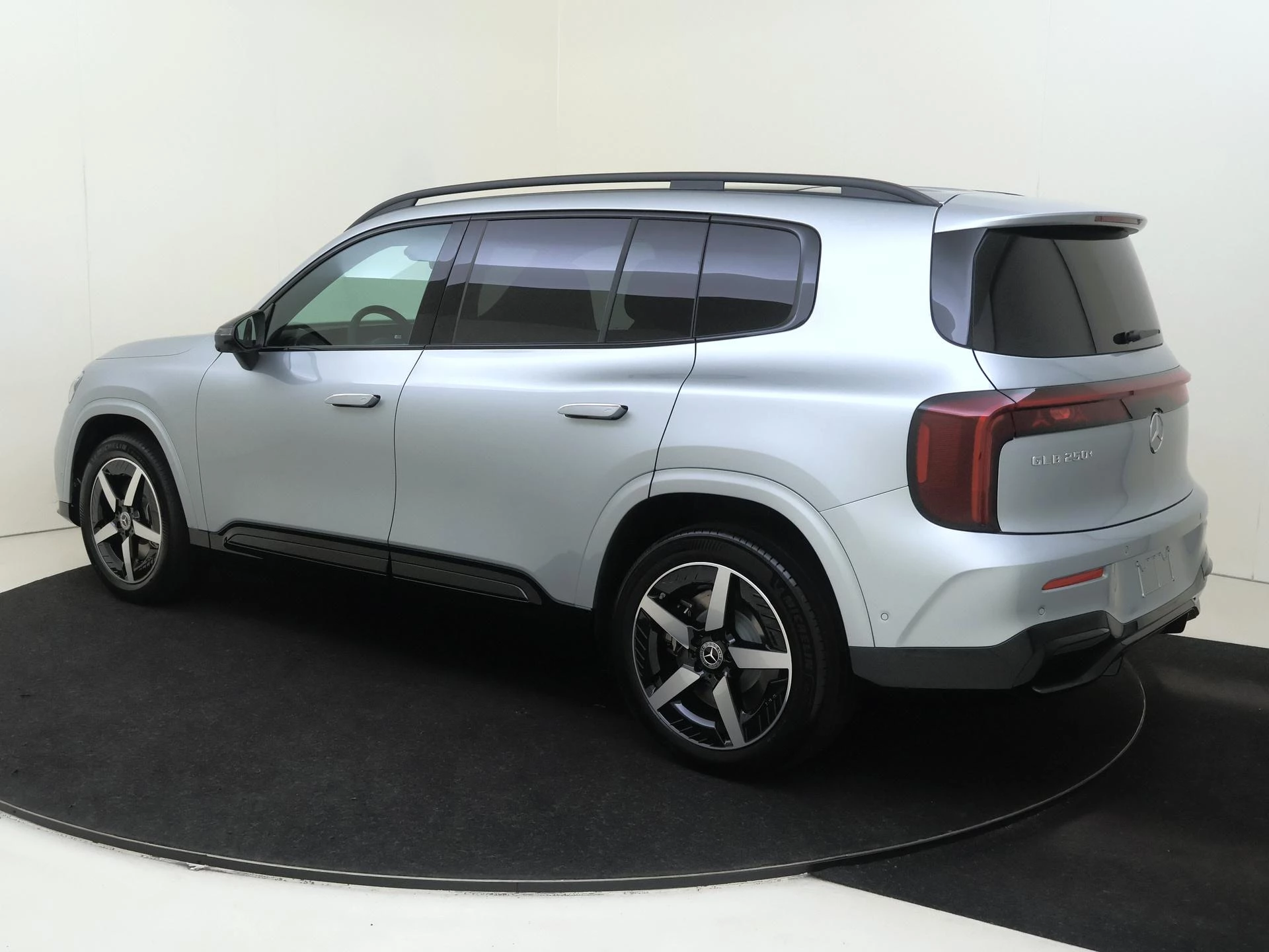 Mercedes-Benz-GLB-image-2