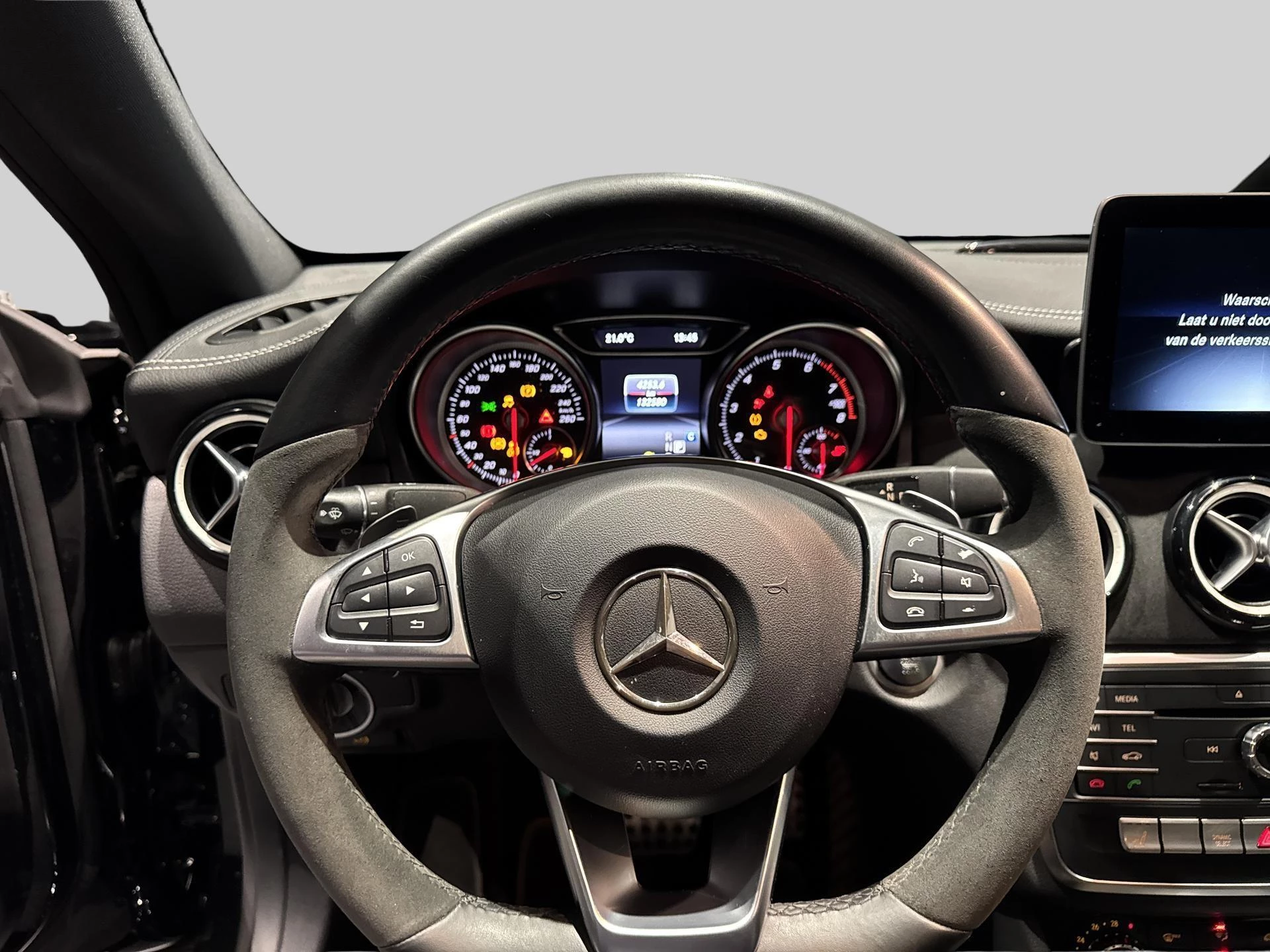 Mercedes-Benz-CLA-image-9