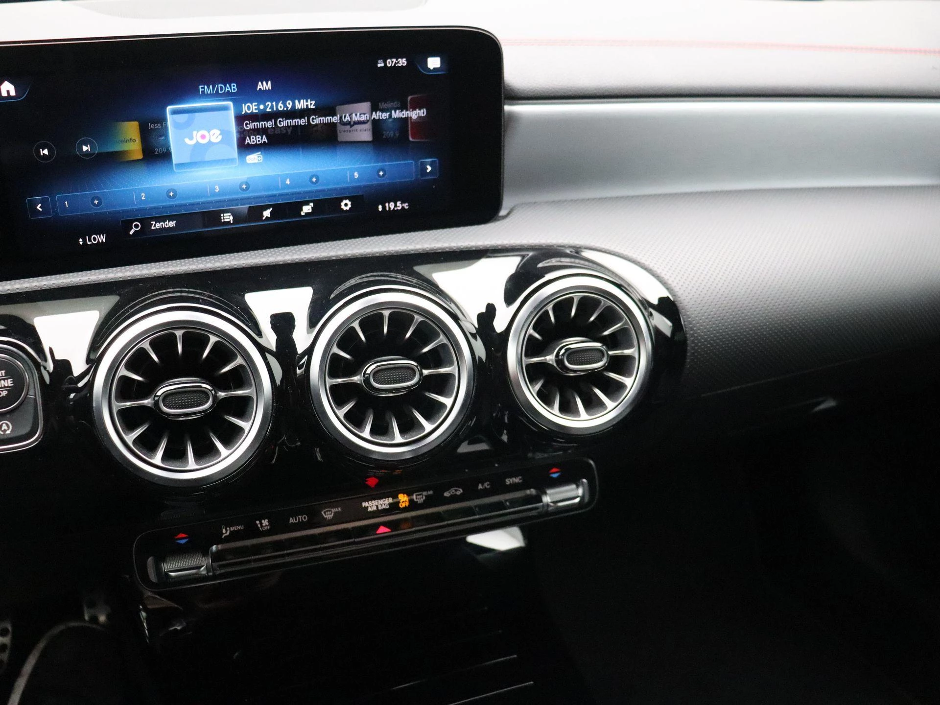Mercedes-Benz CLA 200 AMG Line + PANO DAK + MULTIBEAM LED + CARPLAY +