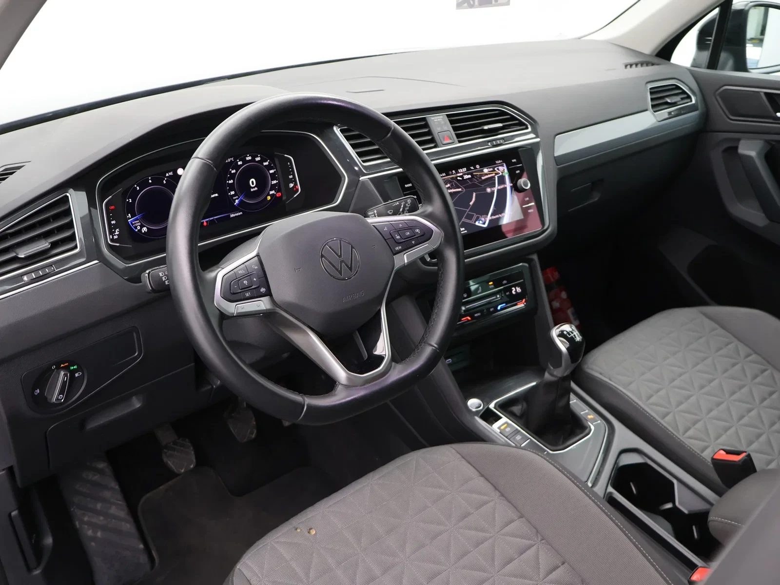 Volkswagen-Tiguan-image-16